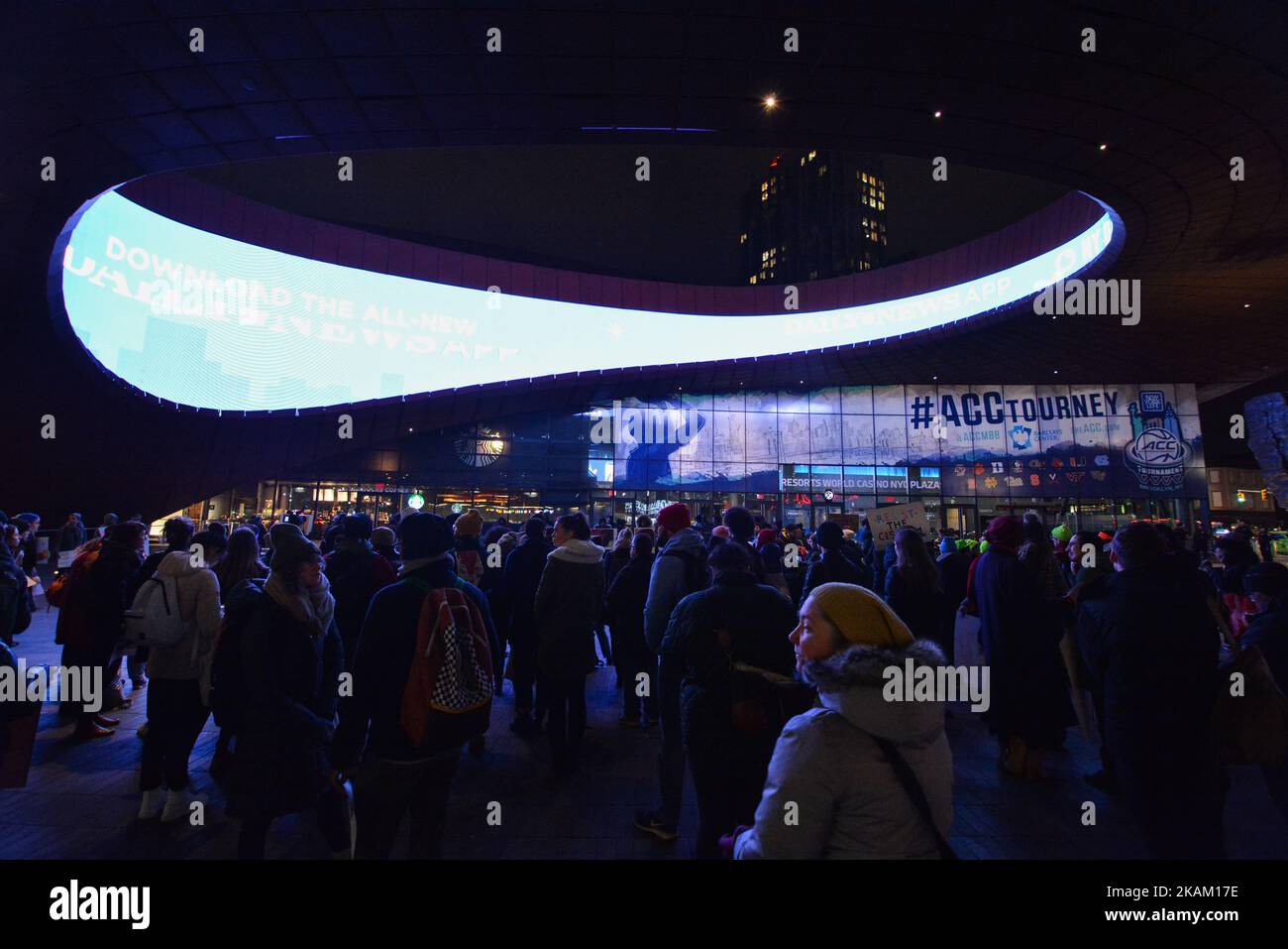 Menschen versammeln sich, um gegen die schwarze Trans-Frau zu protestieren, die in den ersten zwei Monaten des Jahres 2017 von der GUS-Polizei im Barclays Center, Brooklyn, NY, USA, ermordet wurde, 6. März 2017 (Foto von Anik Rahman/NurPhoto) *** Bitte benutzen Sie die Gutschrift aus dem Kreditfeld *** Stockfoto