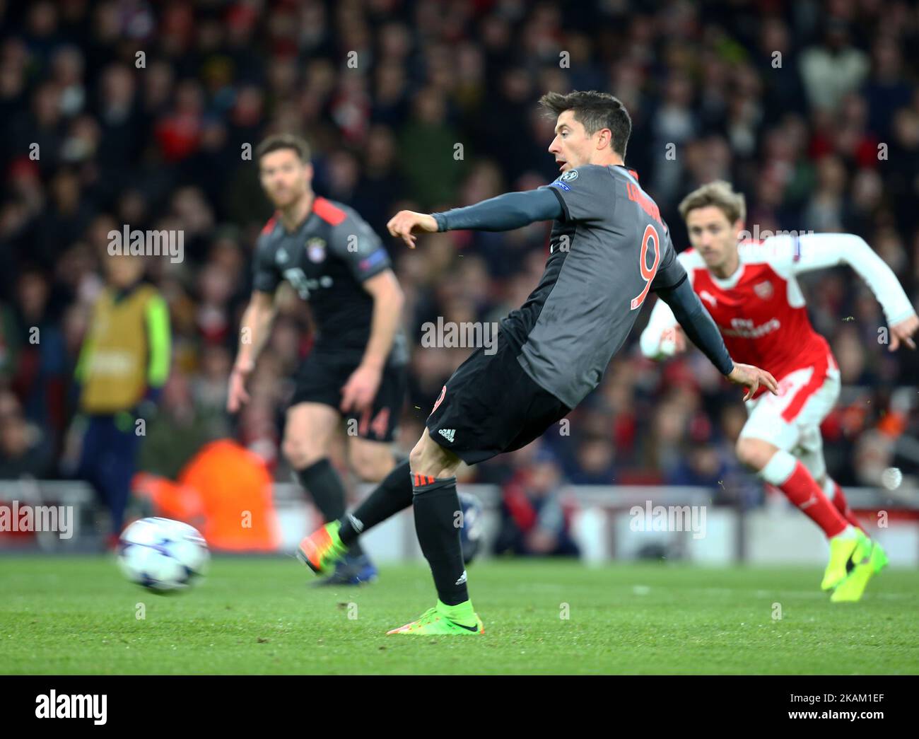 Robert Lewandowski vom FC Bayern München erzielt bei der UEFA Champions League ein Tor von seiner Seite, um das Tor 1-1 zu erreichen - Runde 16 - 2. Beinspiel zwischen Arsenal und Bayern München in den Emiraten , London 07 Mar 2017 (Foto von Kieran Galvin/NurPhoto) *** Bitte verwenden Sie Credit from Credit Field *** Stockfoto