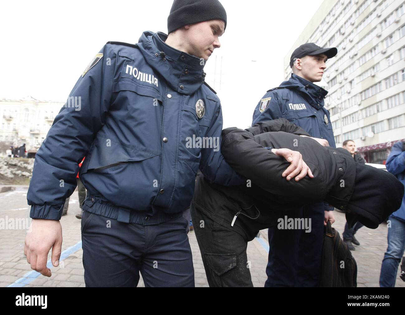 Ukrainische Polizisten verhaften Gegner, die versuchen, den marsch von Feministinnen und ihren Unterstützern zum Internationalen Frauentag in Kiew am 08. März 2017 anzugreifen. AktivistInnen wollen an die politischen und Menschenrechte von Frauen weltweit erinnern und eine vollständige Gleichstellung beider Geschlechter fordern. (Foto von STR/NurPhoto) *** Bitte nutzen Sie die Gutschrift aus dem Kreditfeld *** Stockfoto