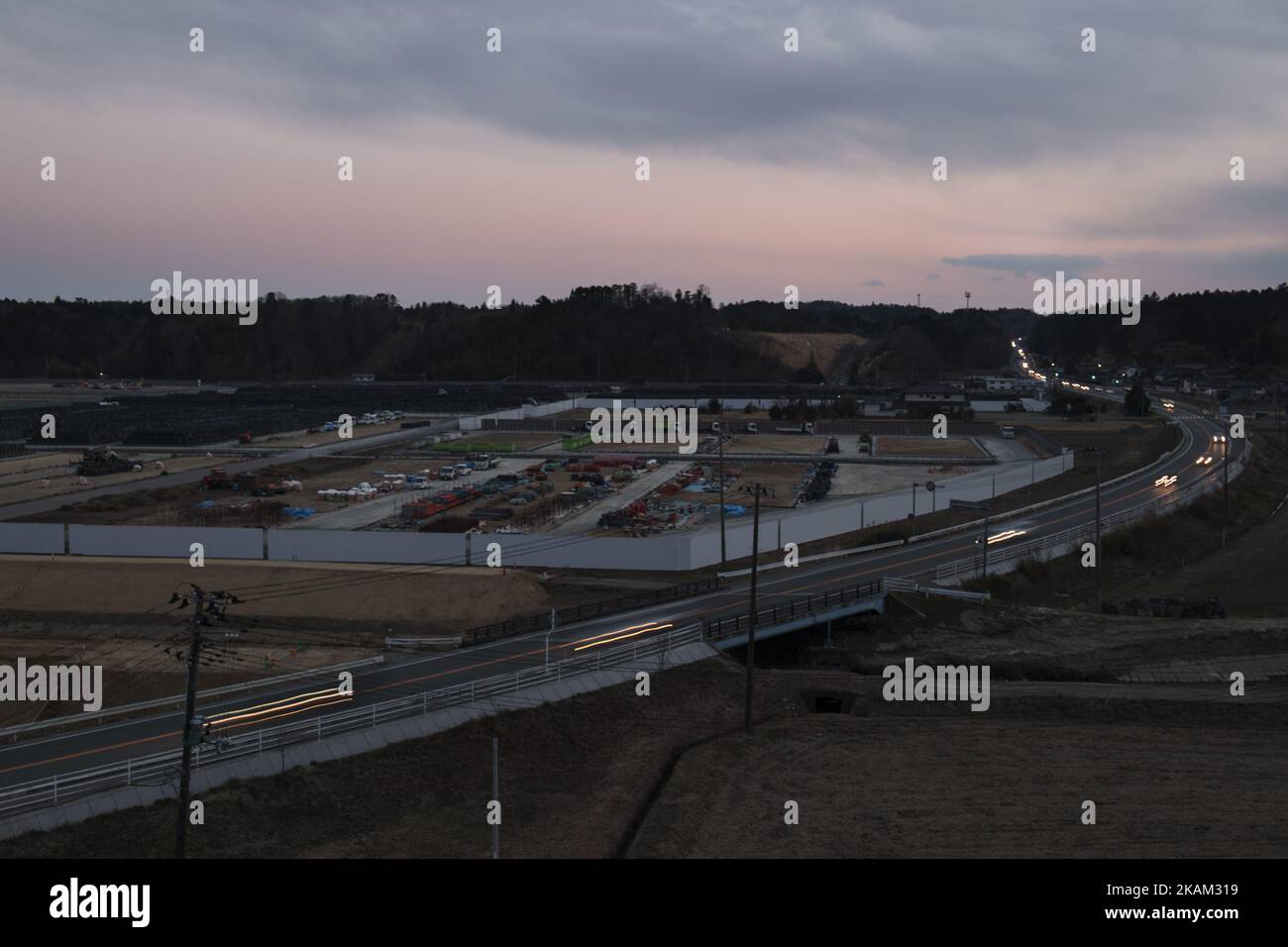 Am 10. März 2017 sitzen Tausende von schwarzen Plastiksäcken mit radioaktiv verseuchten Böden und anderen Trümmern entlang der National Route 6 im Gebiet Odaka in der Stadt Minami soma, Präfektur Fukushima. Sechs Jahre sind seit dem Erdbeben und der Tsunami-Katastrophe in Ostjapan am 11. März 2011 vergangen. Der Bericht der japanischen Nationalen Polizeibehörde bestätigte 15.893 Todesfälle und 2.556 Vermisste in zwanzig Präfekturen. Und 123.618 Menschen leben heute noch in vorübergehenden Unterkünften außerhalb ihres Zuhauses. Die japanische Regierung plant, die Evakuierungsbefehle in stark kontaminierten Gebieten um Fukushima Nuclear aufzuheben Stockfoto