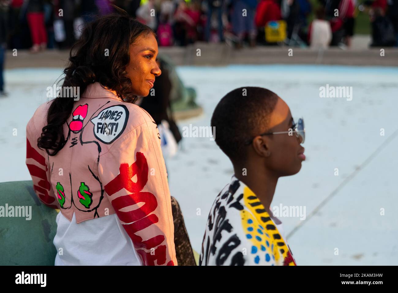 Ayana Palme, aus dem Nordosten von Philadelphia, modelliert in einer Art-Fashion-Erklärung während der Women's Strike-Kundgebung und des marsches, um gegen Ungleichheit und Frauenrechte am 8.. März 2017 in Center City Philadelphia, PA, zu protestieren. Zum Internationalen Frauentag werden ähnliche Proteste in 30 Städten rund um den Globus organisiert. (Foto von Bastiaan Slabbers/NurPhoto) *** Bitte nutzen Sie die Gutschrift aus dem Kreditfeld *** Stockfoto