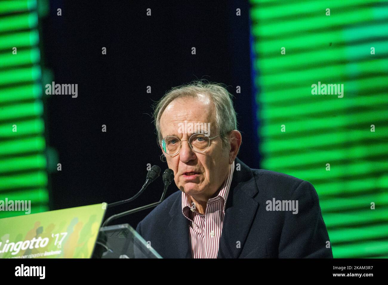 Pier Carlo Padoan spricht bei der Veranstaltung Lingotto17 zur Unterstützung von Matteo Renzi. Er ist ein italienischer Ökonom und ist seit 2014 Minister für Wirtschaft und Finanzen Italiens. (Foto von Mauro Ujetto/NurPhoto) *** Bitte benutzen Sie die Gutschrift aus dem Kreditfeld *** Stockfoto