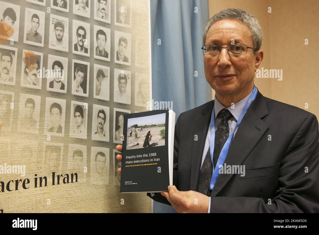 Tahar Boumedra, theÂ der ehemalige Leiter des Menschenrechtsbüros der UN-Unterstützungsmission für den Irak (UNAMI), stellt nach der Pressekonferenz des Internationalen Komitees „Justiz für Opfer des Massakers von 1988 im Iran“ (JVMI) am Mittwoch, den 15. März, vor dem UN-Hauptquartier in Genf vor. 2017 zu verkünden, seinen ersten Bericht über das Massaker von 30.000 politischen Gefangenen vor allem Unterstützer der Peopleâ €™s Mujahedin Organisation des Iran (PMOI / MEK) im Iran im Jahr 1988. (Foto von Siavosh Hosseini/NurPhoto) *** Bitte nutzen Sie die Gutschrift aus dem Kreditfeld *** Stockfoto