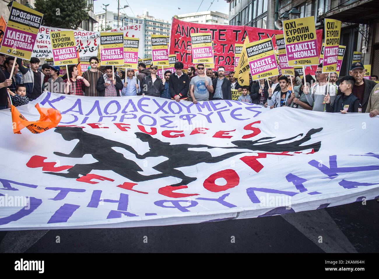 Riesige Menschenmenge auf den Straßen von Athen, Griechenland, am 18. März 2017 protestierte gegen die EU â €“ Türkei Vertrag über die Flüchtlings- / Einwanderer-Frage, die vor einem Jahr unterzeichnet wurde. Die Demonstranten, sowohl Einwanderer als auch Griechen, fordern die Öffnung der europäischen Grenzen und einen sicheren Durchgang für alle Flüchtlinge. (Foto von Maria Chourdari/NurPhoto) *** Bitte benutzen Sie die Gutschrift aus dem Kreditfeld *** Stockfoto