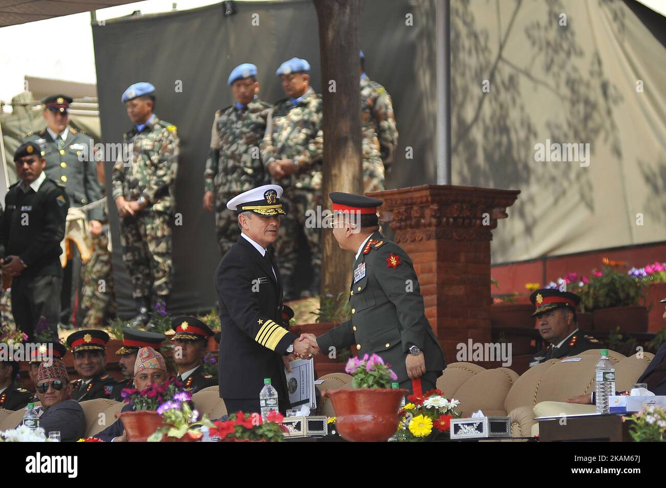 Der Chef der nepalesischen Armee, Rajendra Chhetri, schüttelt die Hand, nachdem Admiral Harry B. Harris Jr vom United States Pacific Command (USPACOM) während der Übung „Shanti Prayas-III“, die von der Nepalarmee und dem United States Pacific Command im Birendra Peace Operations Training Center (BPOTC) der Nepalarmee in Panchkhal, Kavre, Nepal, am Montag gehalten wurde, März 20, 2017. (Foto von Narayan Maharjan/NurPhoto) *** Bitte nutzen Sie die Gutschrift aus dem Kreditfeld *** Stockfoto