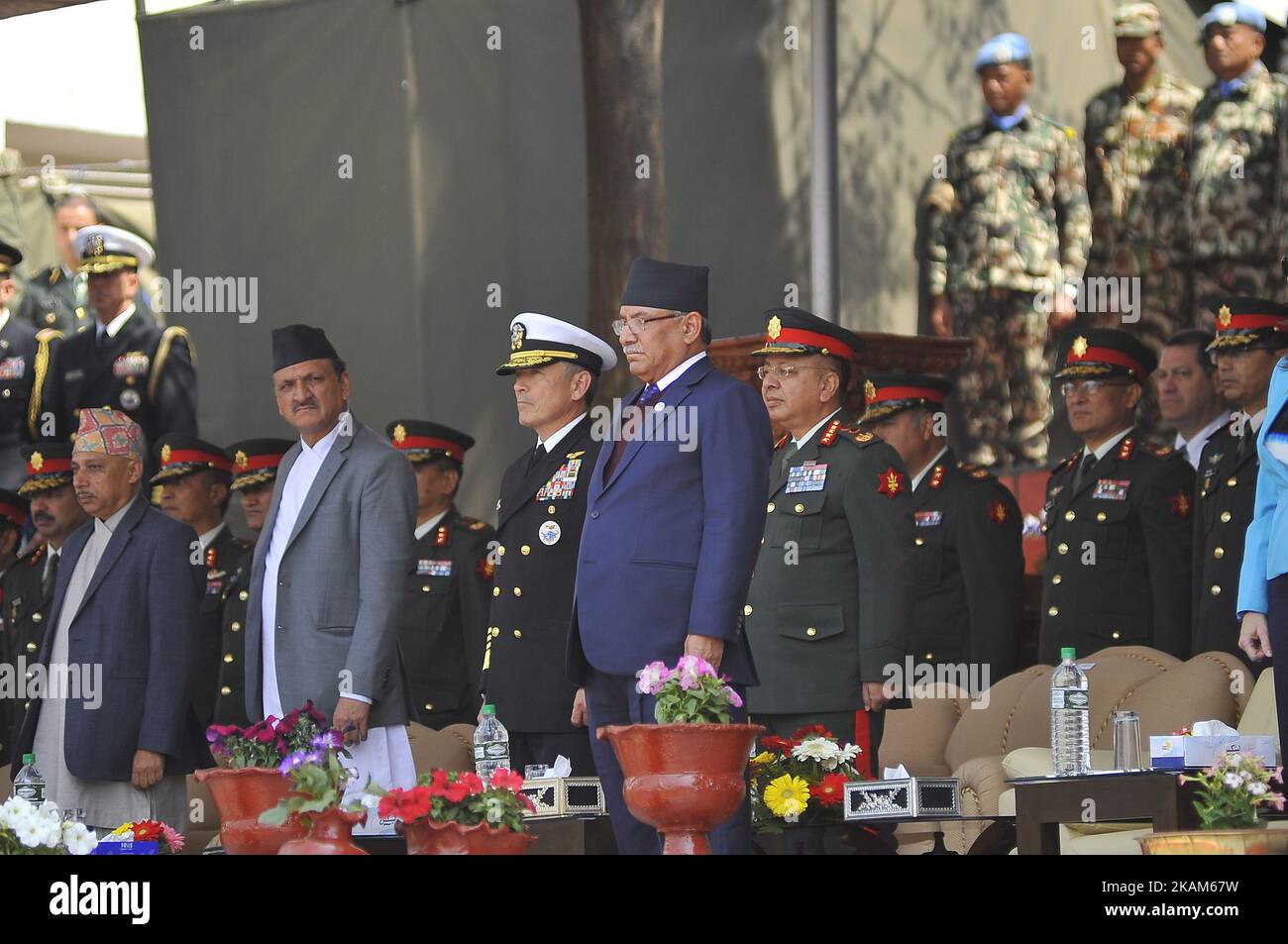 (L-R) Außenminister Prakash Sharan Mahat, Admiral Harry B. Harris Jr des United States Pacific Command (USPACOM), Premierminister Pushpa Kamal Dahal und Chef der nepalesischen Armee, Rajendra Chhetri gab am Montag, den 20. März, im Birendra Peace Operations Training Center (BPOTC) der nepalesischen Armee in Panchkhal, Kavre, Nepal, die Ehre bei der Übung „Shanti Prayas-III“, die von der nepalesischen Armee und dem US-amerikanischen Pazifikkommando veranstaltet wurde, 2017. (Foto von Narayan Maharjan/NurPhoto) *** Bitte nutzen Sie die Gutschrift aus dem Kreditfeld *** Stockfoto
