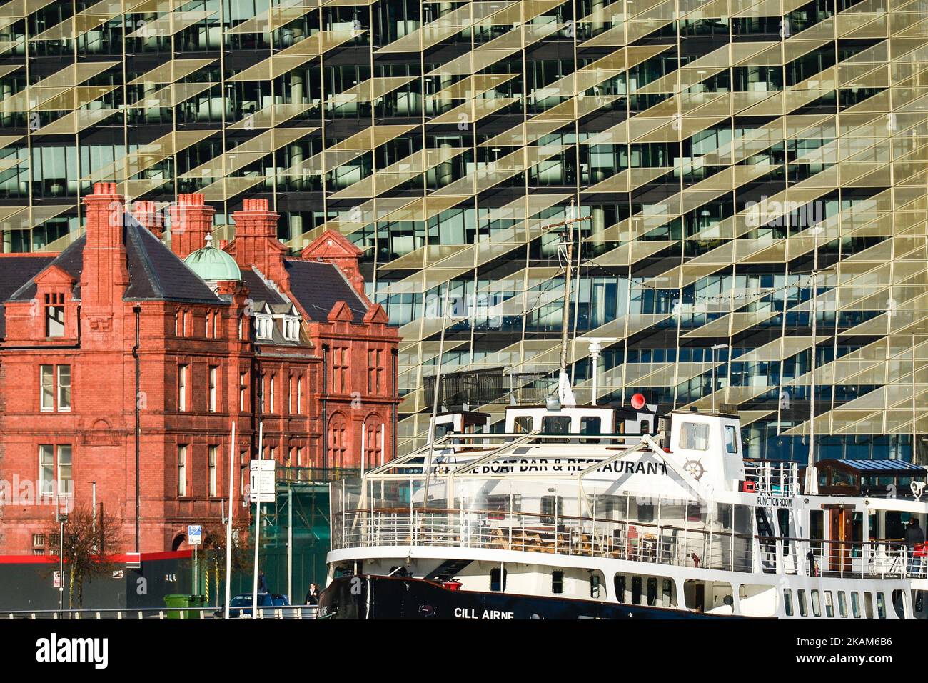 Ein Blick auf das Fragment des neuen Hauptquartiers der Zentralbank in Dublins Docklands mit dem schwimmenden Bar-Restaurant MV Cill Airne vor dem Hotel. Am Montag, den 20. März 2017, in Dublin, Irland. (Foto von Artur Widak/NurPhoto) *** Bitte nutzen Sie die Gutschrift aus dem Kreditfeld *** Stockfoto