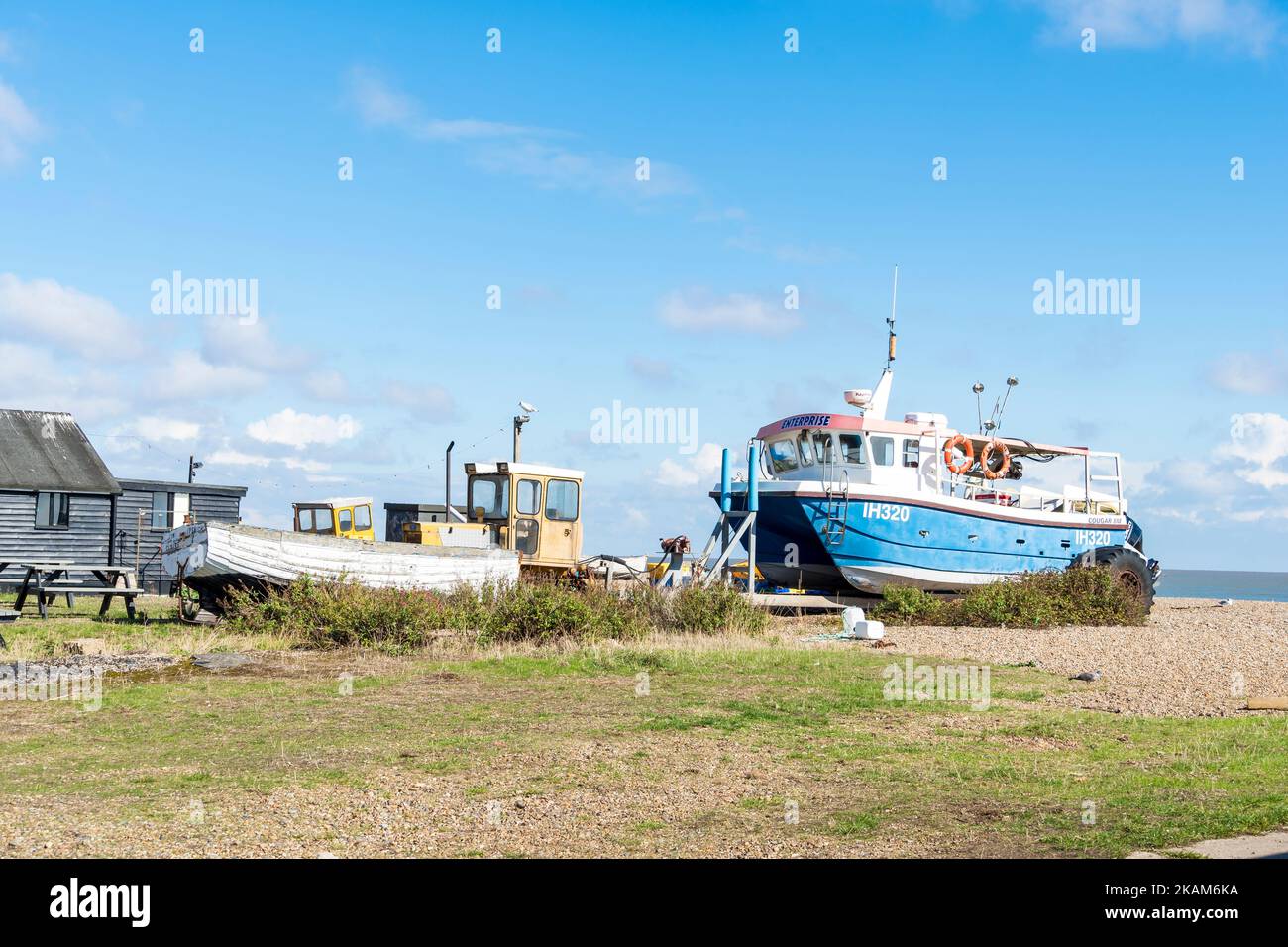 Enterprise modernes Zweirumpffischerboot Aldeburgh, Suffolk 2022 Stockfoto