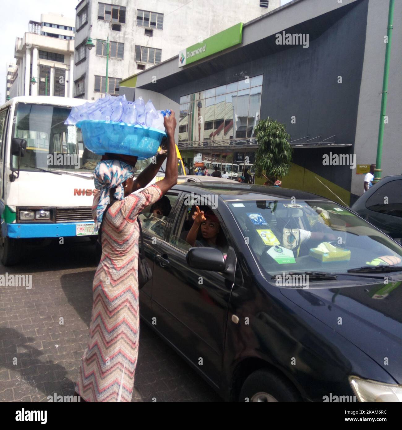 Am Mittwoch, den 22 2017. März, verkauft eine Frau in der Broad Street in Lagos, Nigeria, Wasser im Verkehr. Die Kosten für die Wasserversorgung in Lagos steigen täglich. Die Bewohner fordern die Regierung auf, tragbares und erschwingliches Wasser zu liefern, wie es der Weltwassertag darstellt. (Foto von Adekunle Ajayi/NurPhoto) *** Bitte nutzen Sie die Gutschrift aus dem Kreditfeld *** Stockfoto