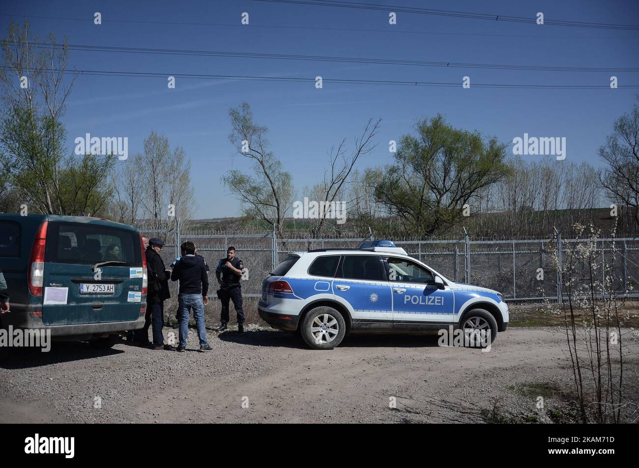 Mitglieder der deutschen Bundespolizei patrouillieren entlang der Grenze zwischen Bulgarien und der Türkei, in der Nähe des Grenzübergangs Kapitan Andreevo, etwa 280 km östlich der bulgarischen Hauptstadt Sofia. Frontex-Patrouillen unterstützen die bulgarische Grenzpolizei bei der Überwachung der Grenze und bei der Rettung der illegalen Flüchtlinge, die versuchen, die Grenze zwischen Bulgarien und der Türkei zu überqueren. Die illegalen Migranten, die durch den neu errichteten Zaun in Europa zu überqueren versuchten, sind im vergangenen Monat nur zwei Personen, Kapitan Andreevo, Bulgarien am 23. März 2017 (Foto: Hristo Rusev/NurPhoto) *** Bitte benutzen Sie die Gutschrift aus dem Kreditfeld *** Stockfoto