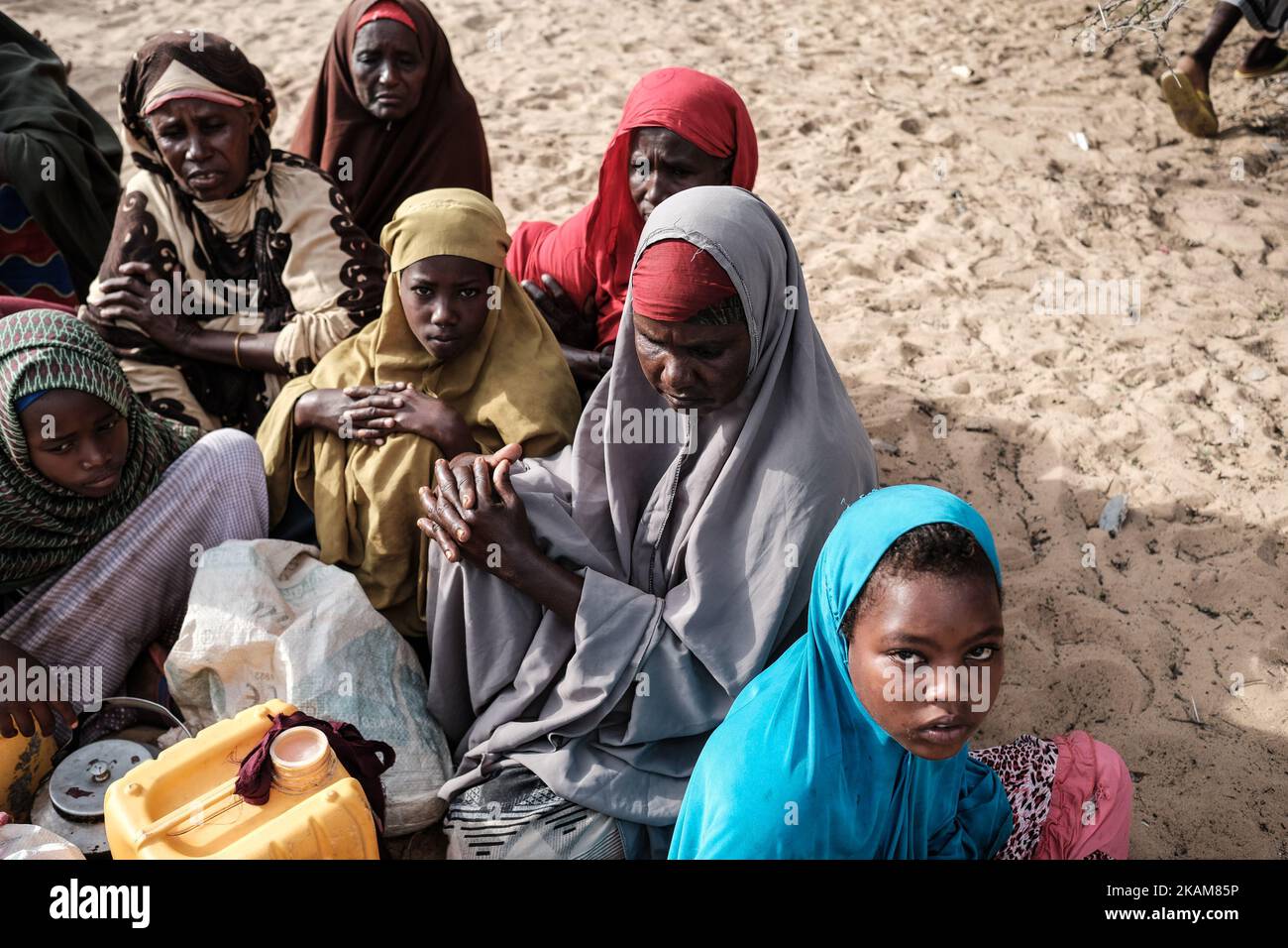 MOGADISCHU, SOMALIA - 25. MÄRZ 2017 - vertriebene Familie, die in das IDP-Lager in Mogadischu einwanderte. Somalia befindet sich im Griff einer beispiellosen und verheerenden Nahrungsmittelkrise. Die Dürre hat in Somalia zum Scheitern der Ernte und zum Tod der Rinder geführt, was zu schweren Nahrungs- und Wasserknappheit geführt hat. Brutale Konflikte im Südsudan, im Jemen, in Nigeria und in Somalia haben Millionen von Menschen aus ihren Häusern vertrieben und Millionen weitere Menschen auf Notnahrung angewiesen. In Somalia, wo Cholera-Ausbrüche Hunderte von Menschen getötet haben, droht die drohende Hungersnot 6,2 millionâ € „mehr als die Hälfte der Bevölkerung. Sie droht, die zurückzubringen Stockfoto