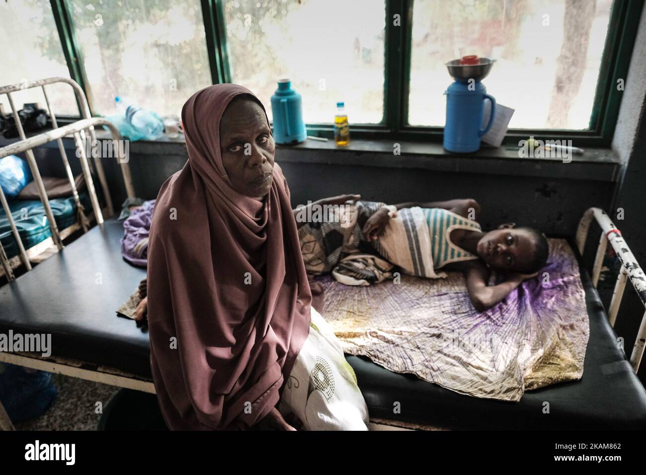 MOGADISCHU, SOMALIA - 25. MÄRZ 2017 - Krankenhaus in Banadir, in dem Patienten wegen AWD-Cholera behandelt werden, die schwere Durchfälle verursachen. Somalia befindet sich im Griff einer beispiellosen und verheerenden Nahrungsmittelkrise. Die Dürre hat in Somalia zum Scheitern der Ernte und zum Tod der Rinder geführt, was zu schweren Nahrungs- und Wasserknappheit geführt hat. Brutale Konflikte im Südsudan, im Jemen, in Nigeria und in Somalia haben Millionen von Menschen aus ihren Häusern vertrieben und Millionen weitere Menschen auf Notnahrung angewiesen. In Somalia, wo Cholera-Ausbrüche Hunderte von Menschen getötet haben, droht die drohende Hungersnot 6,2 millionâ € „mehr als die Hälfte der Bevölkerung Stockfoto