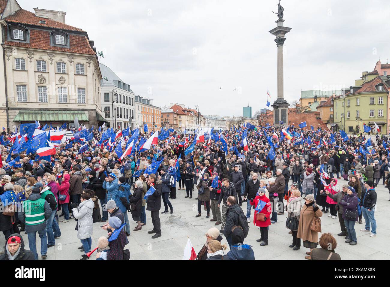 Anlässlich des 60.. Jahrestages des Vertrags von Rom am 25. März 2017 in Warschau, Polen, winken die Menschen EU- und polnische Flaggen (Foto: Mateusz Wlodarczyk/NurPhoto) *** Bitte benutzen Sie die Gutschrift aus dem Kreditfeld *** Stockfoto