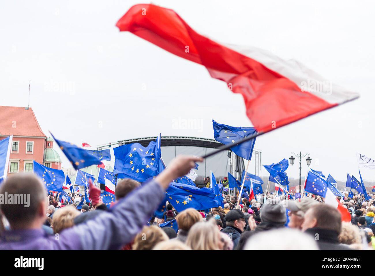 Anlässlich des 60.. Jahrestages des Vertrags von Rom am 25. März 2017 in Warschau, Polen, winken die Menschen EU- und polnische Flaggen (Foto: Mateusz Wlodarczyk/NurPhoto) *** Bitte benutzen Sie die Gutschrift aus dem Kreditfeld *** Stockfoto