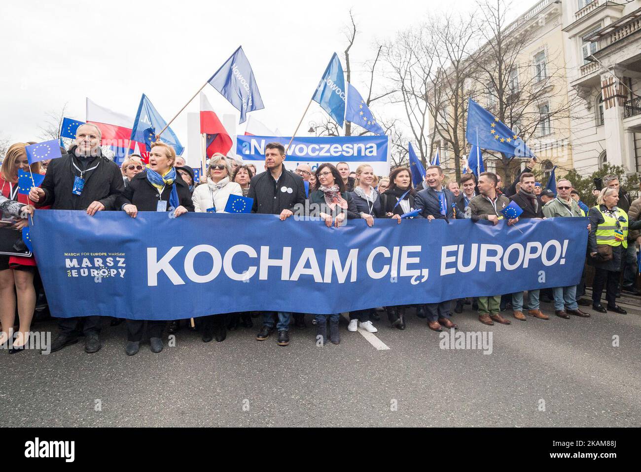 Roza Thun, Mitglied des Europäischen Parlaments, die Schauspielerin Krystyna Janda, der Vorsitzende der modernen Partei (Nowoczesna) Ryszard Petru, Kamila Gasiuk-Pihowicz und Joanna Schmidt von der modernen Partei (Nowoczesna) während einer Demonstration zum 60.. Jahrestag des Römischen Vertrags am 25. März 2017 in Warschau, Polen (Foto von Mateusz Wlodarczyk/NurPhoto) *** Bitte nutzen Sie die Gutschrift aus dem Kreditfeld *** Stockfoto