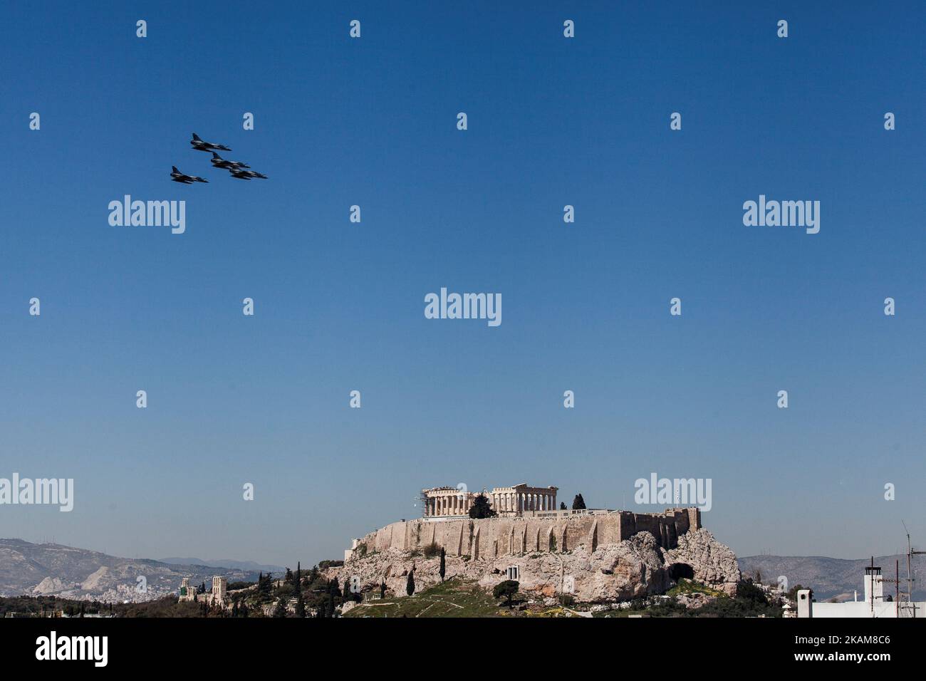 Militärjets fliegen während der Militärparade über die Akropolis, um an den Beginn des griechischen Unabhängigkeitskrieges im Jahr 1821 zu erinnern. Athen, Den 25. März 2017. (Foto von Kostis Ntantamis/NurPhoto) *** Bitte nutzen Sie die Gutschrift aus dem Kreditfeld *** Stockfoto