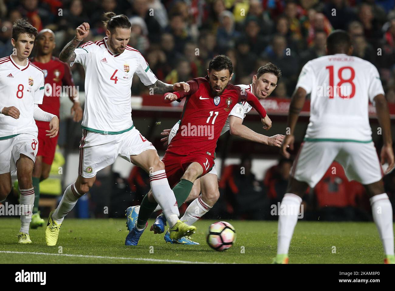 Ungarns Verteidiger Tamas Kadar (L) wetteiferte um den Ball mit Portugals Mittelfeldspieler Bernardo Silva (R) während des WM 2018-Qualifikationsspiels zwischen Portugal und Ungarn am 25. März 2017 in Lissabon. (Foto von Carlos Palma/NurPhoto) *** Bitte nutzen Sie die Gutschrift aus dem Kreditfeld *** Stockfoto