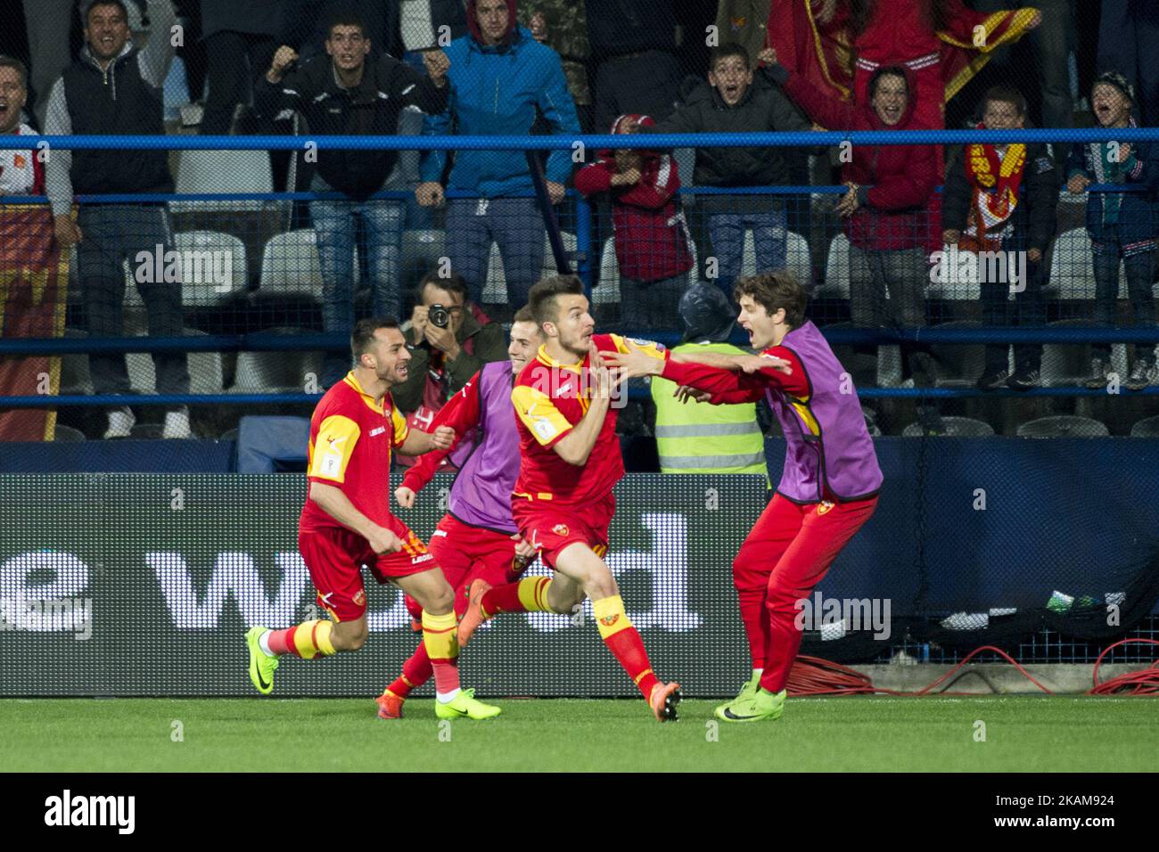 Spieler aus Montenegro feiern nach dem Tor von Stefan Mugosa während der FIFA WM 2018 Qualifying Round Gruppe E Spiel zwischen Montenegro und Polen im Gradski Stadion in Podgorica, Montenegro am 26. März 2017 (Foto von Andrew Surma/NurPhoto) *** Bitte benutzen Sie die Gutschrift aus dem Kreditfeld *** Stockfoto