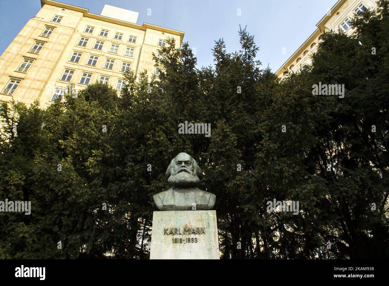Ein Porträt von Karl Marx auf dem Straussberger Platz ist am 25. März 2017 in Berlin zu sehen. (Foto von Emmanuele Contini/NurPhoto) *** Bitte benutzen Sie die Gutschrift aus dem Kreditfeld *** Stockfoto