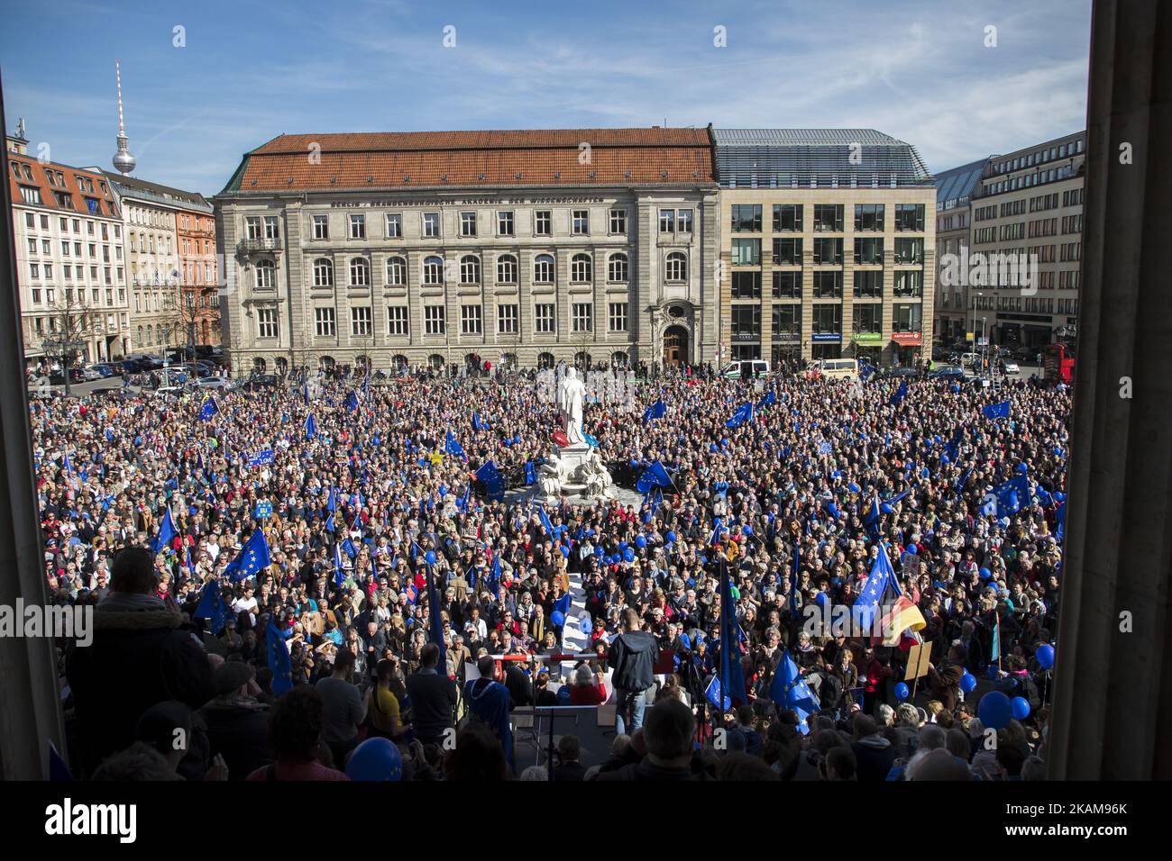 Am 26. März 2017 versammeln sich Menschen mit Fahnen, Luftballons und winkenden Flaggen der Europäischen Union anlässlich der Veranstaltung „Pulse of Europe“ 7. in Berlin, um auf dem Gendarmenmarkt im Zentrum von Berlin für die EU zu demonstrieren. Die Bewegung, die 2016 nach den Ergebnissen des Brexit-Referendums und der Wahl des US-Präsidenten Donald Trump geboren wurde, will ein pro-europäisches Pendant zu Populisten, Nationalisten und Rechtsbewegungen in ganz Europa sein und organisierte heute mehrere Treffen in rund 70 europäischen Städten. (Foto von Emmanuele Contini/NurPhoto) *** Bitte nutzen Sie das Guthaben von Credit Fie Stockfoto