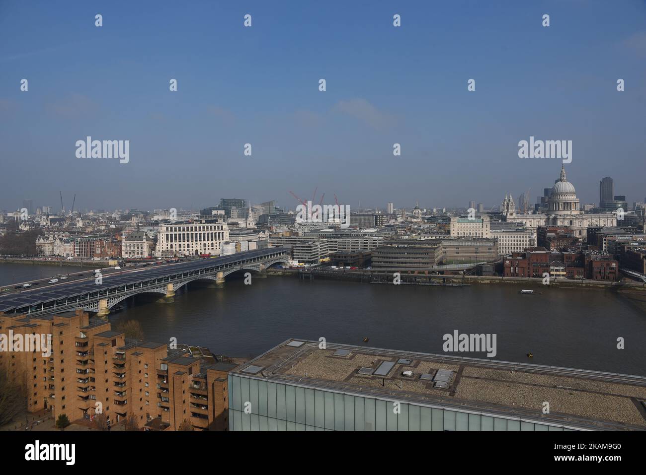 Gesamtansicht der Tate Modern Galley in London am 27. März 2017. Die Tate Modern ist eines der größten Museen für moderne und zeitgenössische Kunst der Welt. Der neue Anbau wurde im Juni 2016 eröffnet und verfügt über einen zehnstöckigen Turm, der 65 Meter vom Boden entfernt ist und einen Panoramablick auf den Gipfel bietet. (Foto von Alberto Pezzali/NurPhoto) *** Bitte nutzen Sie die Gutschrift aus dem Kreditfeld *** Stockfoto