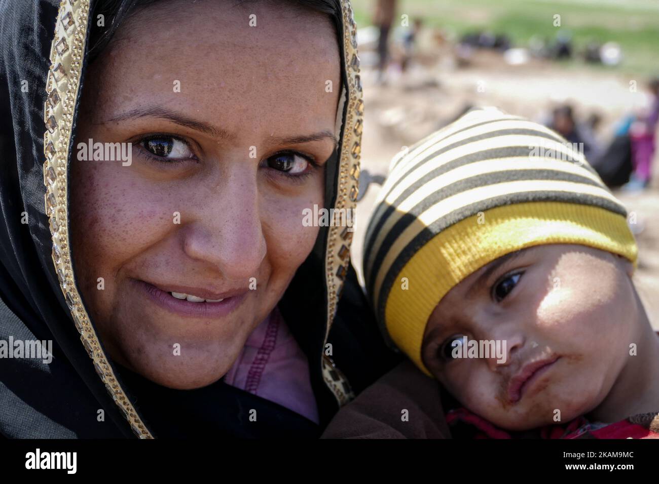 Eine Frau hält ihren Jungen am 26. März 2017 in einem Lager für Binnenvertriebene in der Nähe von Mosul, Irak, fest. Die irakischen Streitkräfte erneuerten ihren Angriff auf die Dschihadisten in der Altstadt von Mosul, nachdem die Schlacht tagelang in Holz von Berichten über schwere zivile Verbindungen durch Luftangriffe überschattet wurde. (Foto von Gail Orenstein/NurPhoto) *** Bitte nutzen Sie die Gutschrift aus dem Kreditfeld *** Stockfoto