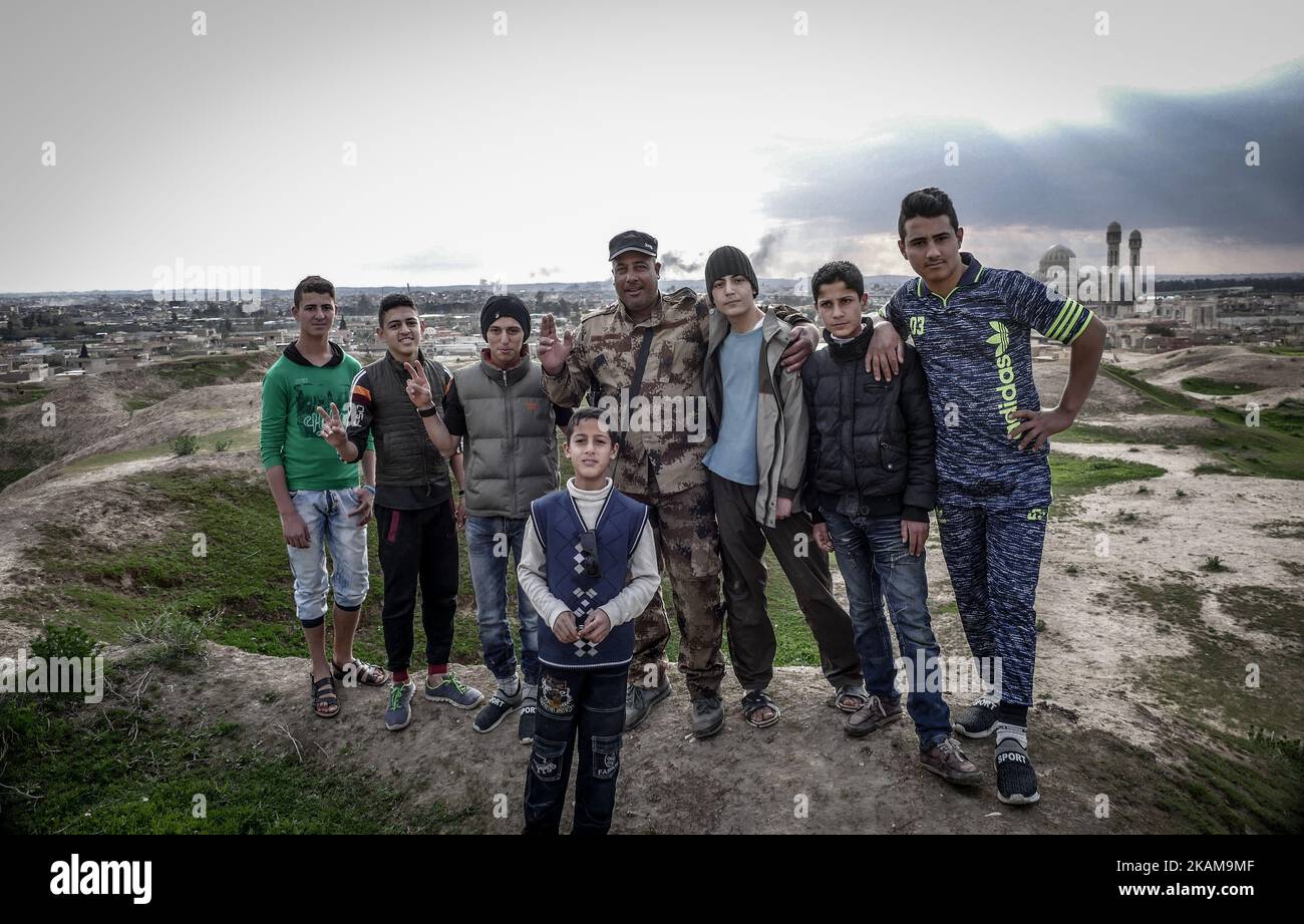 Vertriebene Iraker in einem Lager für Binnenvertriebene in der Nähe von Mosul, Irak, am 26. März 2017. Die irakischen Streitkräfte erneuerten ihren Angriff auf die Dschihadisten in der Altstadt von Mosul, nachdem die Schlacht tagelang in Holz von Berichten über schwere zivile Verbindungen durch Luftangriffe überschattet wurde. (Foto von Gail Orenstein/NurPhoto) *** Bitte nutzen Sie die Gutschrift aus dem Kreditfeld *** Stockfoto