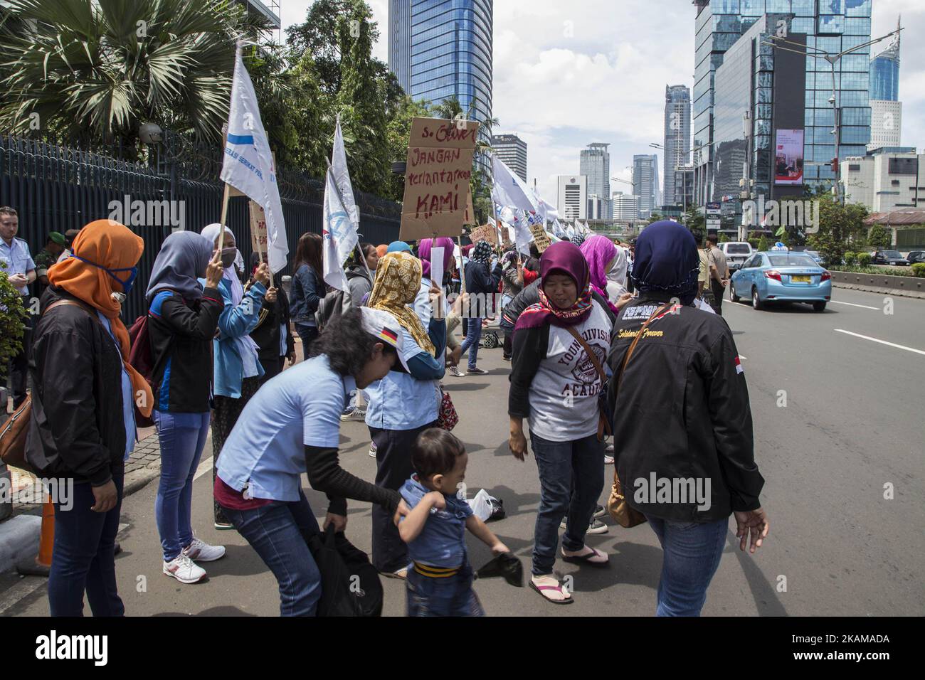 Dutzende von ehemaligen Mitarbeitern von PT. JABA Garmindo protestiert am 30. März 2017 vor der deutschen Botschaft in Jakarta, Indonesien. Sie fordern die Maßnahmen der deutschen Regierung, um ihnen zu helfen, Herrn S. OLIVER und GERY WEBBER zum Eigentümer von Closed PT zu drängen. JABA Garmindo, ihnen angemessene Entschädigung zu geben, da sie von morgens bis abends arbeiten, um die Forderung des Besitzers ohne ausreichende Bezahlung zu erfüllen. (Foto von Donal Husni/NurPhoto) *** Bitte nutzen Sie die Gutschrift aus dem Kreditfeld *** Stockfoto