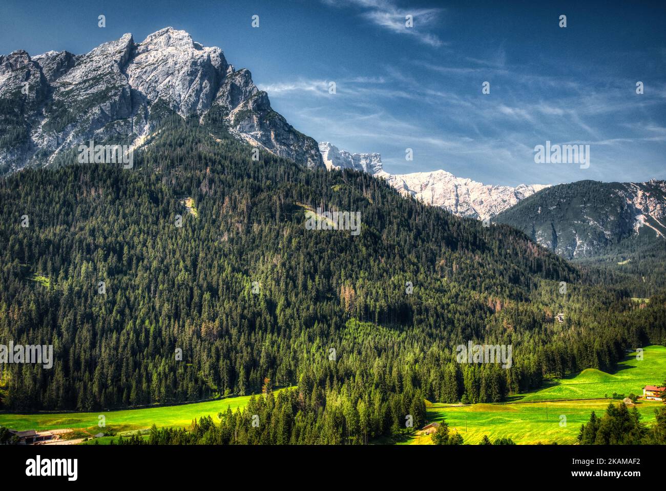 Monte Sasso del Signore mit der Croda del Becco im Hintergrund, vor dem Hintergrund des Waldes des Prags-Tals. HDR-Bild Stockfoto