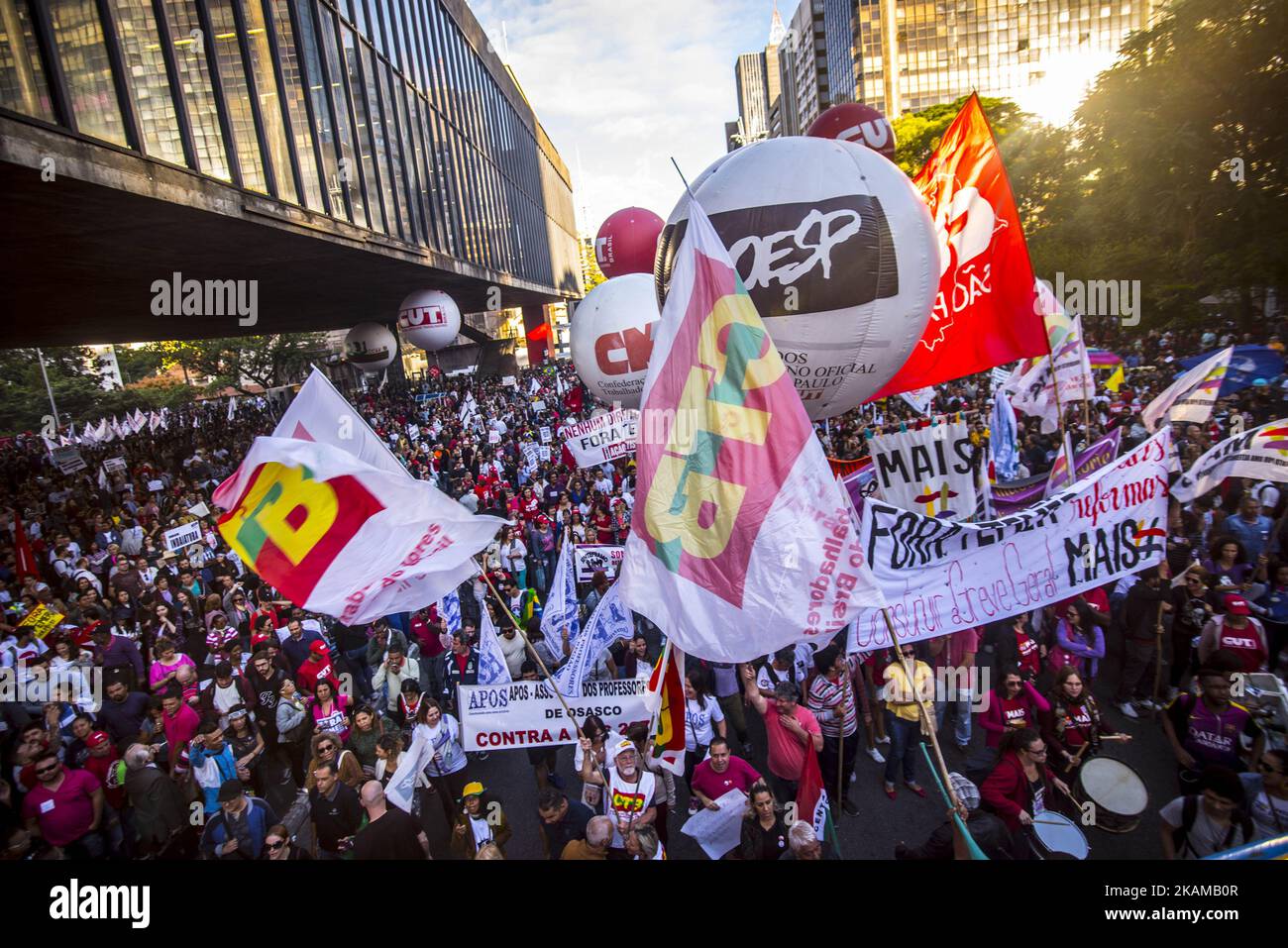 Arbeiter nehmen an einem Protest gegen die Reform von Arbeit und sozialer Sicherheit in Sao Paulo, Brasilien, am 31. März 2017 Teil. (Foto von Cris FAGA/NurPhoto) *** Bitte nutzen Sie die Gutschrift aus dem Kreditfeld *** Stockfoto