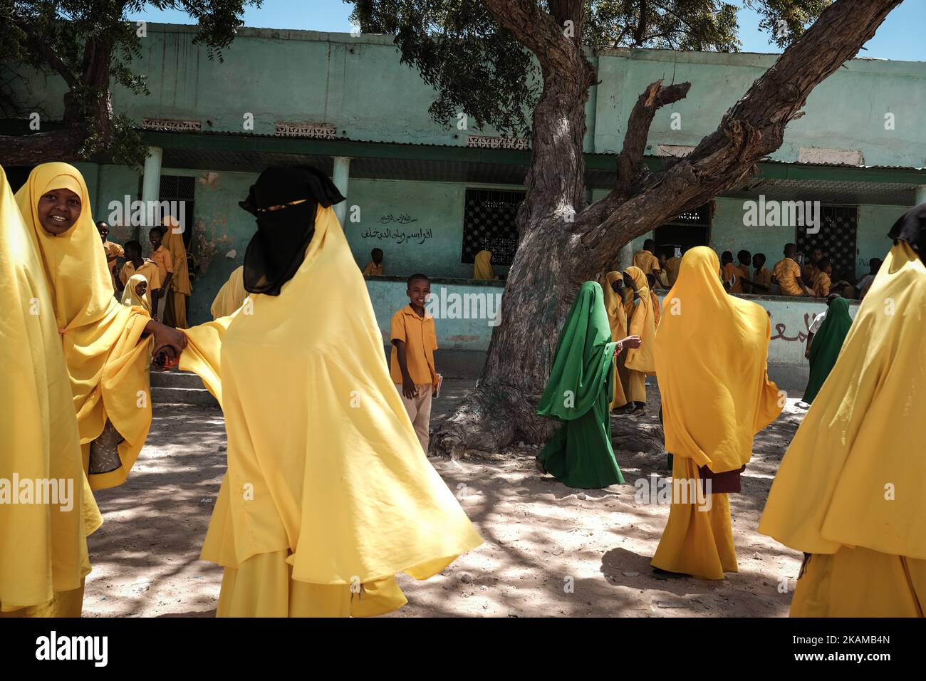 März 2017. Grundschule Dhamma Yasin Arsan. Gruppe von Studnets. Somalia hat eine der weltweit niedrigsten Einschulungsraten für Kinder im Grundschulalter. Nur dreißig Prozent der Kinder gehen zur Schule und nur vierzig Prozent der Schüler sind Mädchen. Darüber hinaus gehört die Arbeitslosigkeit in Somalia zu den höchsten der Welt. (Foto von Maciej Moskwa/NurPhoto) *** Bitte nutzen Sie die Gutschrift aus dem Kreditfeld *** Stockfoto