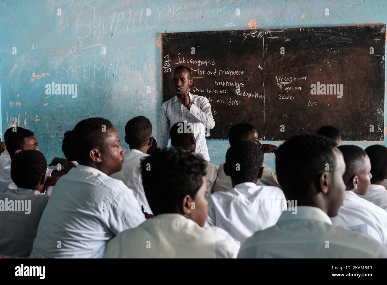 März 2017. Grundschule Dhamma Yasin Arsan. Studnets im Klassenzimmer. Somalia hat eine der weltweit niedrigsten Einschulungsraten für Kinder im Grundschulalter. Nur dreißig Prozent der Kinder gehen zur Schule und nur vierzig Prozent der Schüler sind Mädchen. Darüber hinaus gehört die Arbeitslosigkeit in Somalia zu den höchsten der Welt. (Foto von Maciej Moskwa/NurPhoto) *** Bitte nutzen Sie die Gutschrift aus dem Kreditfeld *** Stockfoto