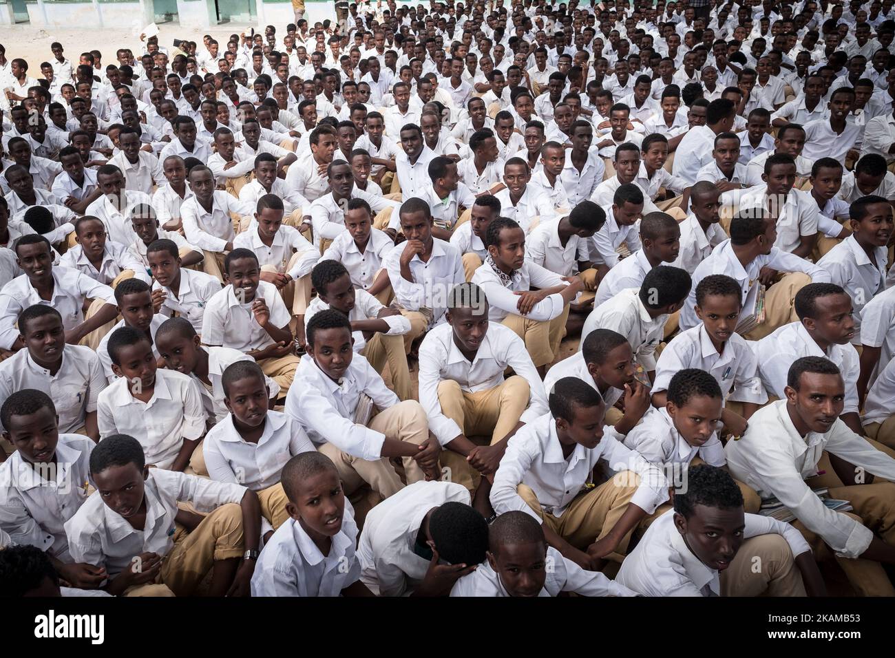 März 2017. Grundschule Dhamma Yasin Arsan. Gruppe von Studnets. Somalia hat eine der weltweit niedrigsten Einschulungsraten für Kinder im Grundschulalter. Nur dreißig Prozent der Kinder gehen zur Schule und nur vierzig Prozent der Schüler sind Mädchen. Darüber hinaus gehört die Arbeitslosigkeit in Somalia zu den höchsten der Welt. (Foto von Maciej Moskwa/NurPhoto) *** Bitte nutzen Sie die Gutschrift aus dem Kreditfeld *** Stockfoto