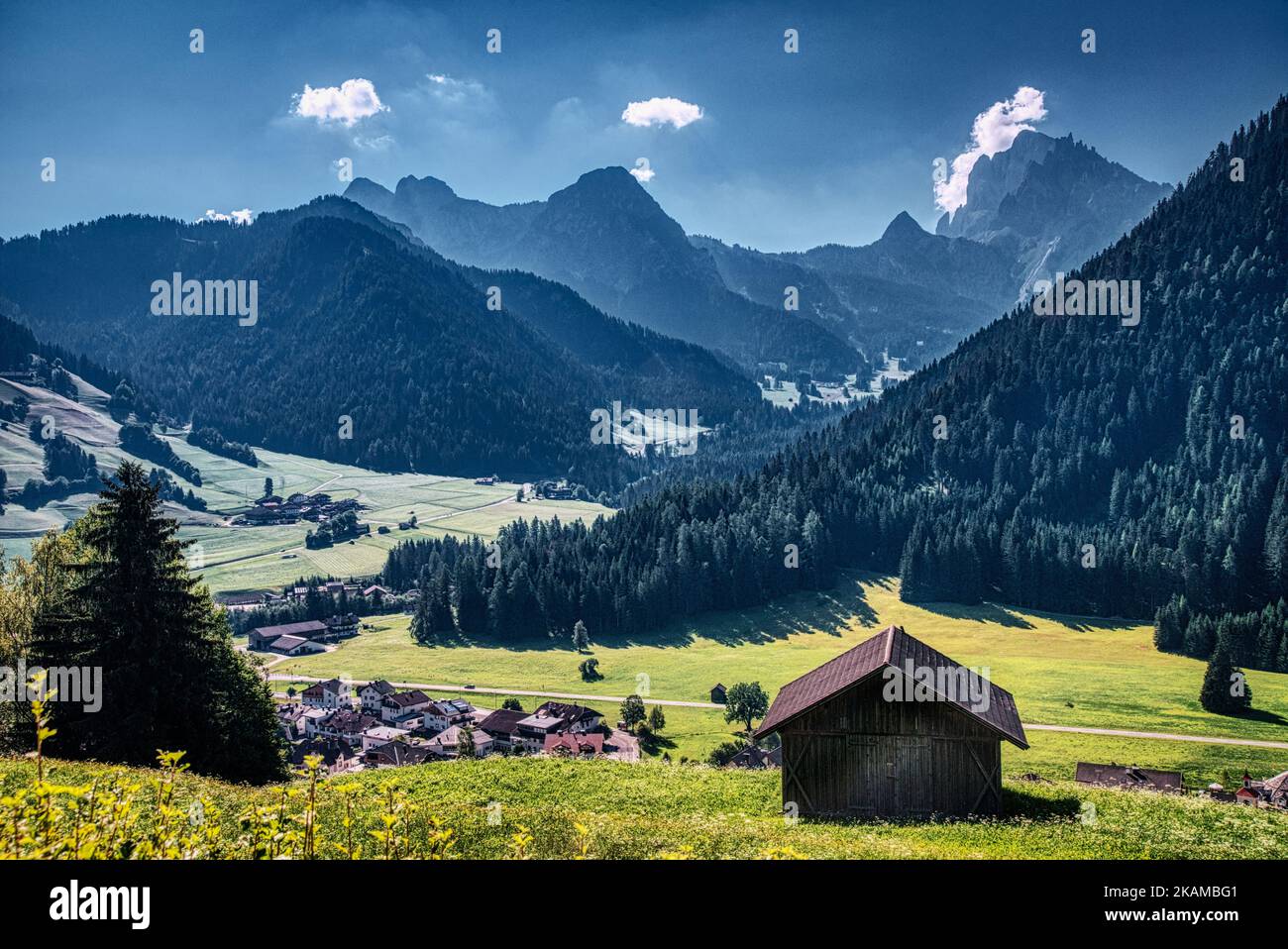 Ein Teil des Pragser Tals mit dem Picco Vallandro und dem Monte Lungo an einem sonnigen Sommertag. HDR-Bild Stockfoto