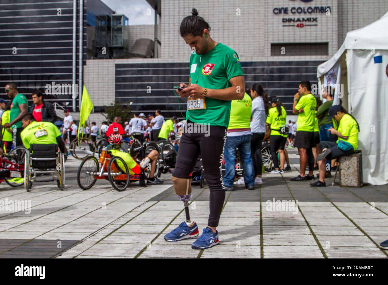 Tausende von Menschen haben am 2. 2017. April in Bogota, Kolumbien, an einem Marathon teilgenommen, bei dem ein Ende des Einsatzes von Landminen in Kolumbien gefordert wurde. Viele der Läufer waren selbst Opfer der Sprengkörper. Kolumbien ist bei den Opfern von Landminen an zweiter Stelle in der Welt, hinter Afghanistan. (Foto von Juan Torres/NurPhoto) *** Bitte nutzen Sie die Gutschrift aus dem Kreditfeld *** Stockfoto