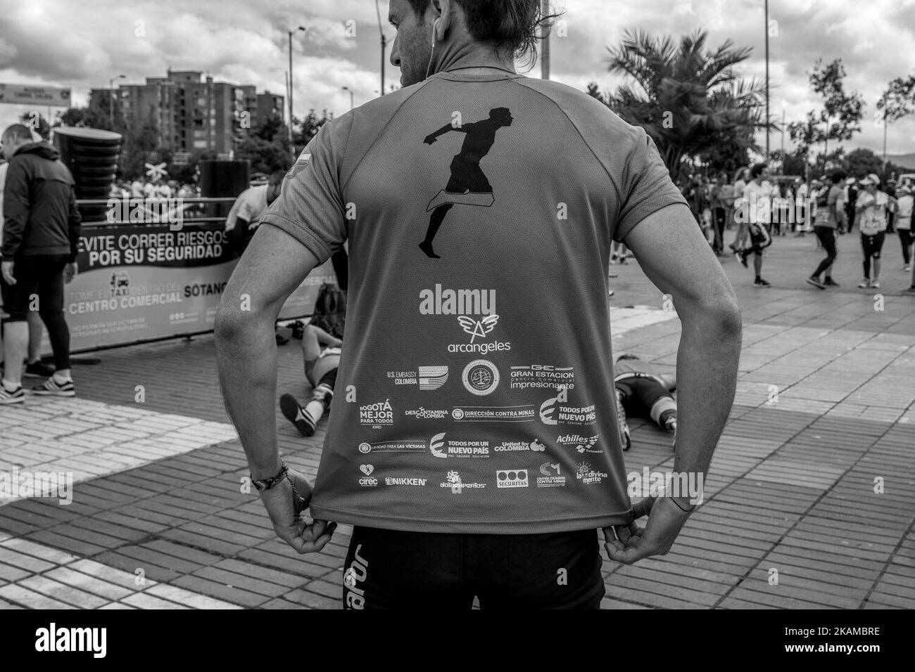 Tausende von Menschen haben am 2. 2017. April in Bogota, Kolumbien, an einem Marathon teilgenommen, bei dem ein Ende des Einsatzes von Landminen in Kolumbien gefordert wurde. Viele der Läufer waren selbst Opfer der Sprengkörper. Kolumbien ist bei den Opfern von Landminen an zweiter Stelle in der Welt, hinter Afghanistan. (Foto von Juan Torres/NurPhoto) *** Bitte nutzen Sie die Gutschrift aus dem Kreditfeld *** Stockfoto