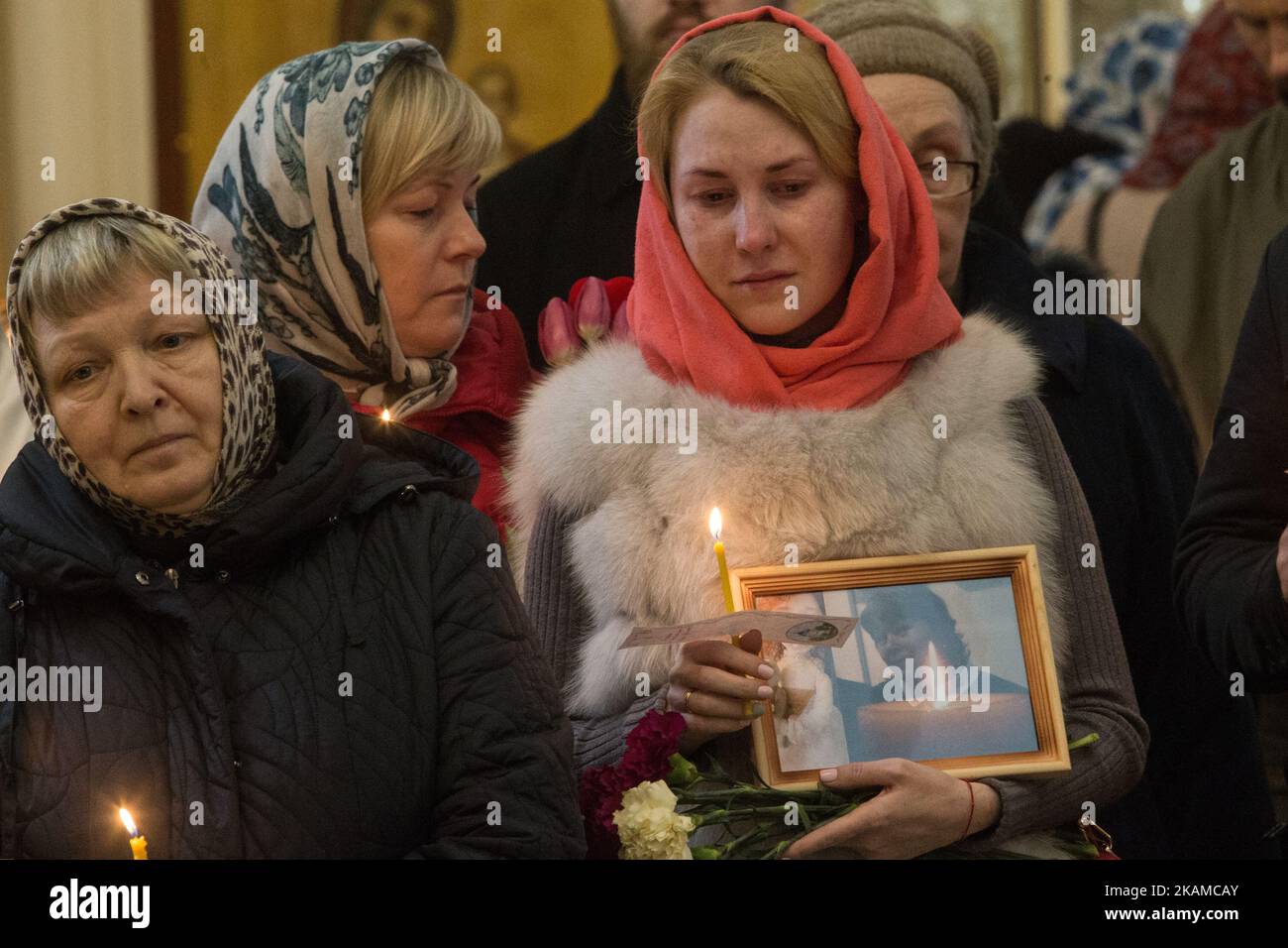 Menschen halten Kerzen in der Hand, während sie am 5. April 2017 an einem Trauerdienst für die Opfer der Petersburger Metro-Explosion in Sankt Petersburg, Russland, teilnehmen. (Foto von Igor Russak/NurPhoto) *** Bitte nutzen Sie die Gutschrift aus dem Kreditfeld *** Stockfoto