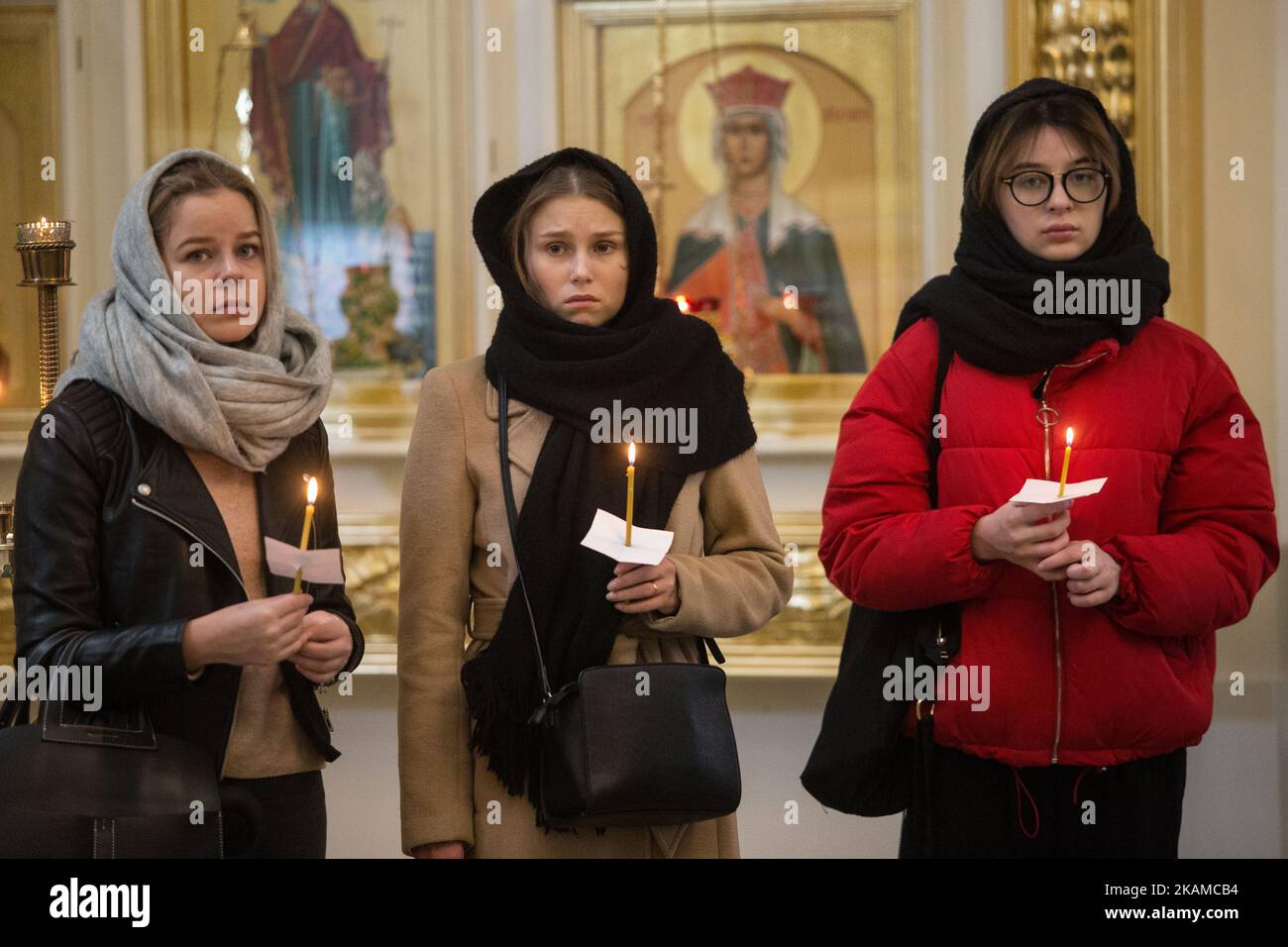 Menschen halten Kerzen in der Hand, während sie am 5. April 2017 an einem Trauerdienst für die Opfer der Petersburger Metro-Explosion in Sankt Petersburg, Russland, teilnehmen. (Foto von Igor Russak/NurPhoto) *** Bitte nutzen Sie die Gutschrift aus dem Kreditfeld *** Stockfoto