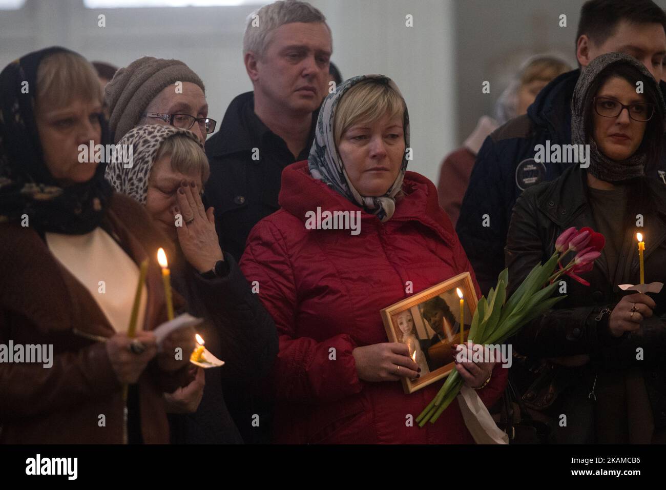 Menschen halten Kerzen in der Hand, während sie am 5. April 2017 an einem Trauerdienst für die Opfer der Petersburger Metro-Explosion in Sankt Petersburg, Russland, teilnehmen. (Foto von Igor Russak/NurPhoto) *** Bitte nutzen Sie die Gutschrift aus dem Kreditfeld *** Stockfoto