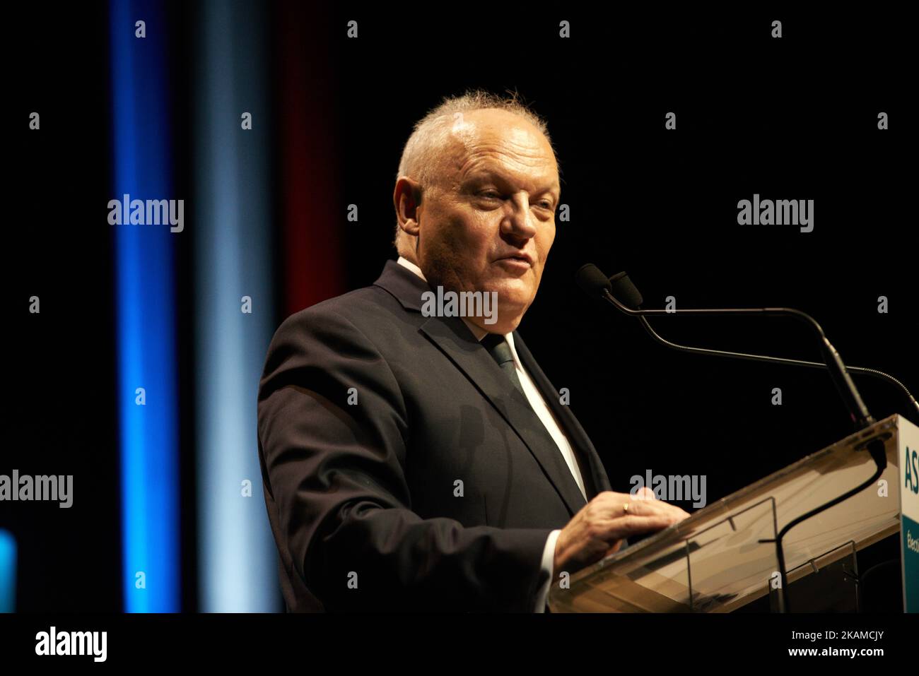 François Asselineau, Kandidat der UPR-Partei (Union populaire républicaine ie Popular Republican Union) für die französische Präsidentschaft, tastete in Toulouse. Er sagt, er sei vom General De Gaulle inspiriert. Er bezeichnet sich selbst als "Euro-Atheist" und will aus der Eurozone, der EU und der NATO austreten. Toulouse. Frankreich. April 5. 2017. (Foto von Alain Pitton/NurPhoto) *** Bitte nutzen Sie die Gutschrift aus dem Kreditfeld *** Stockfoto