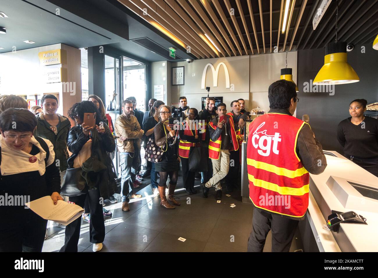 Blockade am Mc Donalds Porte Maillot im Pariser Bezirk 16eme durch das CGT Syndicat , das ATAC-Syndikat, um gegen die Steuerhinterziehung und das niedrige Gehalt zu protestieren.(Foto: Julien Mattia/NurPhoto) *** Bitte benutzen Sie das Credit-Feld *** Stockfoto