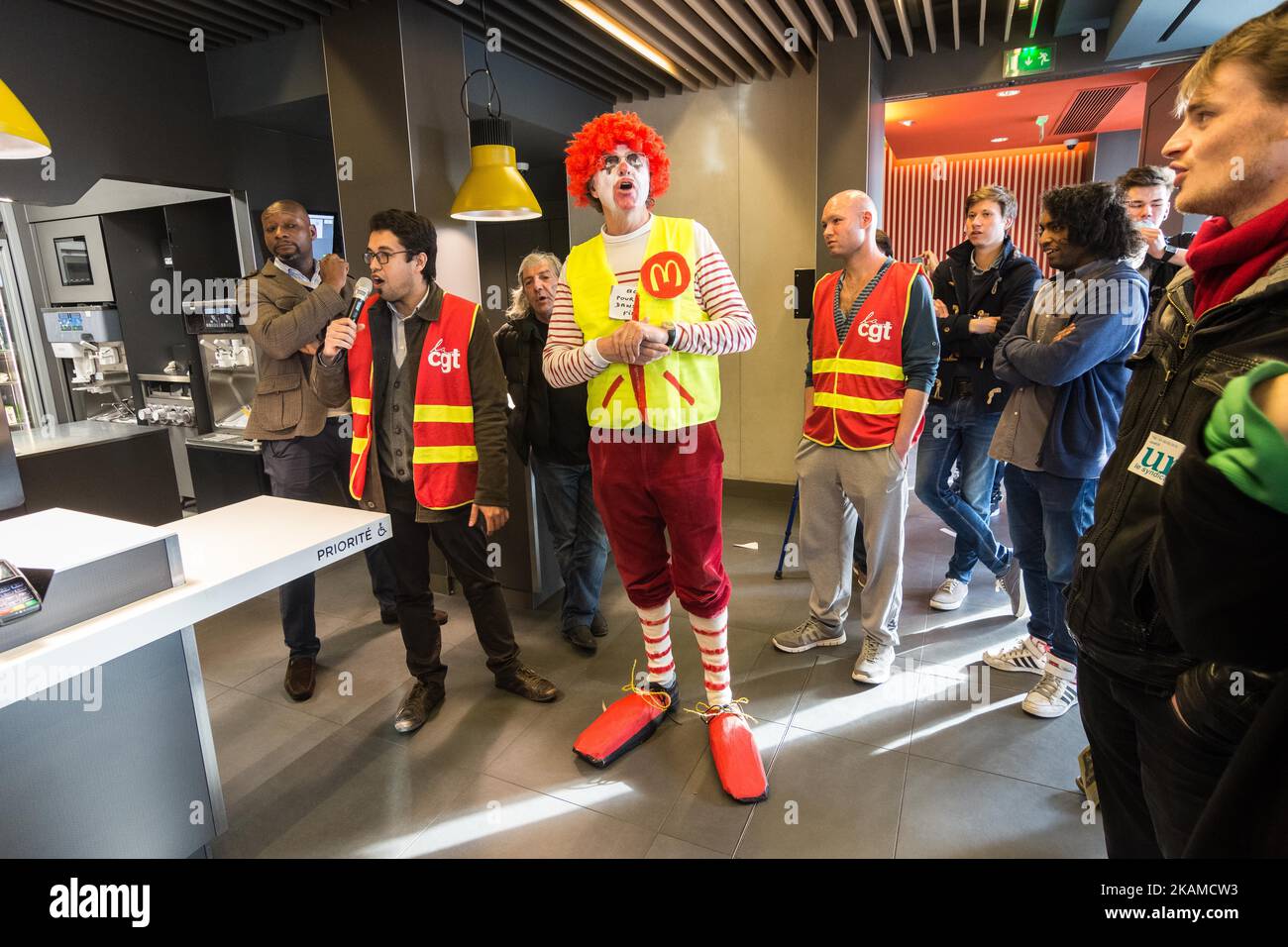 Blockade am Mc Donalds Porte Maillot im Pariser Bezirk 16eme durch das CGT Syndicat , das ATAC-Syndikat, um gegen die Steuerhinterziehung und das niedrige Gehalt zu protestieren.(Foto: Julien Mattia/NurPhoto) *** Bitte benutzen Sie das Credit-Feld *** Stockfoto