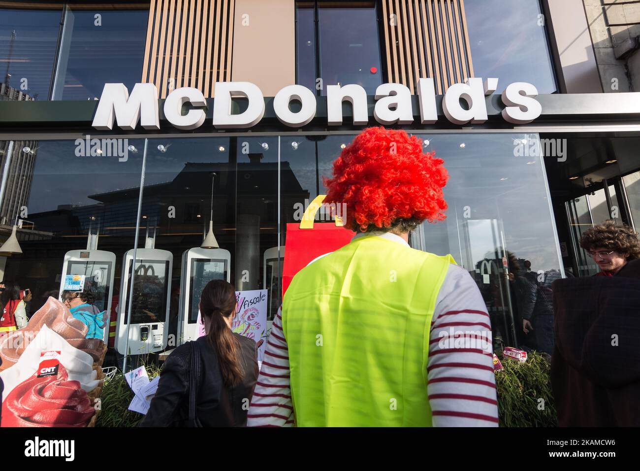 Blockade am Mc Donalds Porte Maillot im Pariser Bezirk 16eme durch das CGT Syndicat , das ATAC-Syndikat, um gegen die Steuerhinterziehung und das niedrige Gehalt zu protestieren.(Foto: Julien Mattia/NurPhoto) *** Bitte benutzen Sie das Credit-Feld *** Stockfoto