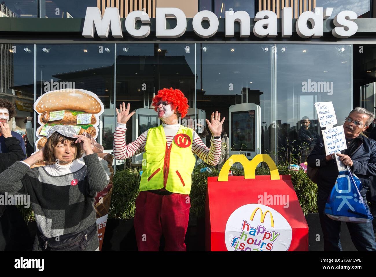 Blockade am Mc Donalds Porte Maillot im Pariser Bezirk 16eme durch das CGT Syndicat , das ATAC-Syndikat, um gegen die Steuerhinterziehung und das niedrige Gehalt zu protestieren.(Foto: Julien Mattia/NurPhoto) *** Bitte benutzen Sie das Credit-Feld *** Stockfoto