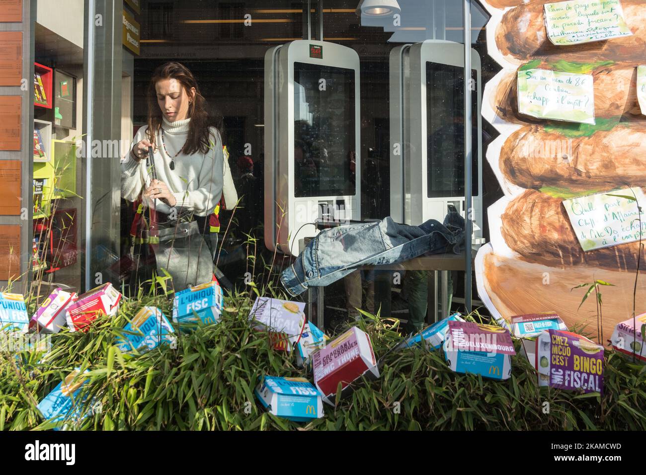 Blockade am Mc Donalds Porte Maillot im Pariser Bezirk 16eme durch das CGT Syndicat , das ATAC-Syndikat, um gegen die Steuerhinterziehung und das niedrige Gehalt zu protestieren.(Foto: Julien Mattia/NurPhoto) *** Bitte benutzen Sie das Credit-Feld *** Stockfoto