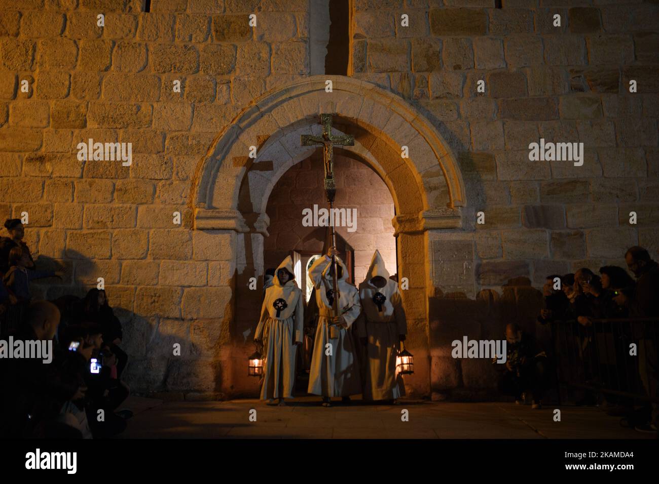 Büßer nehmen an der Santisimo Cristo del Espiritu Santo Prozession während der Karwoche in Zamora Teil. Die spanischen Behörden kündigten spezielle Sicherheitsmaßnahmen an, um mögliche Angriffe zu verhindern, wie sie die traditionell katholische Nation am 7. April 2017 in Zamora, Spanien, für die Karwoche vorbereitet hatte. (Foto von Manuel Balles/NurPhoto) *** Bitte nutzen Sie die Gutschrift aus dem Kreditfeld *** Stockfoto