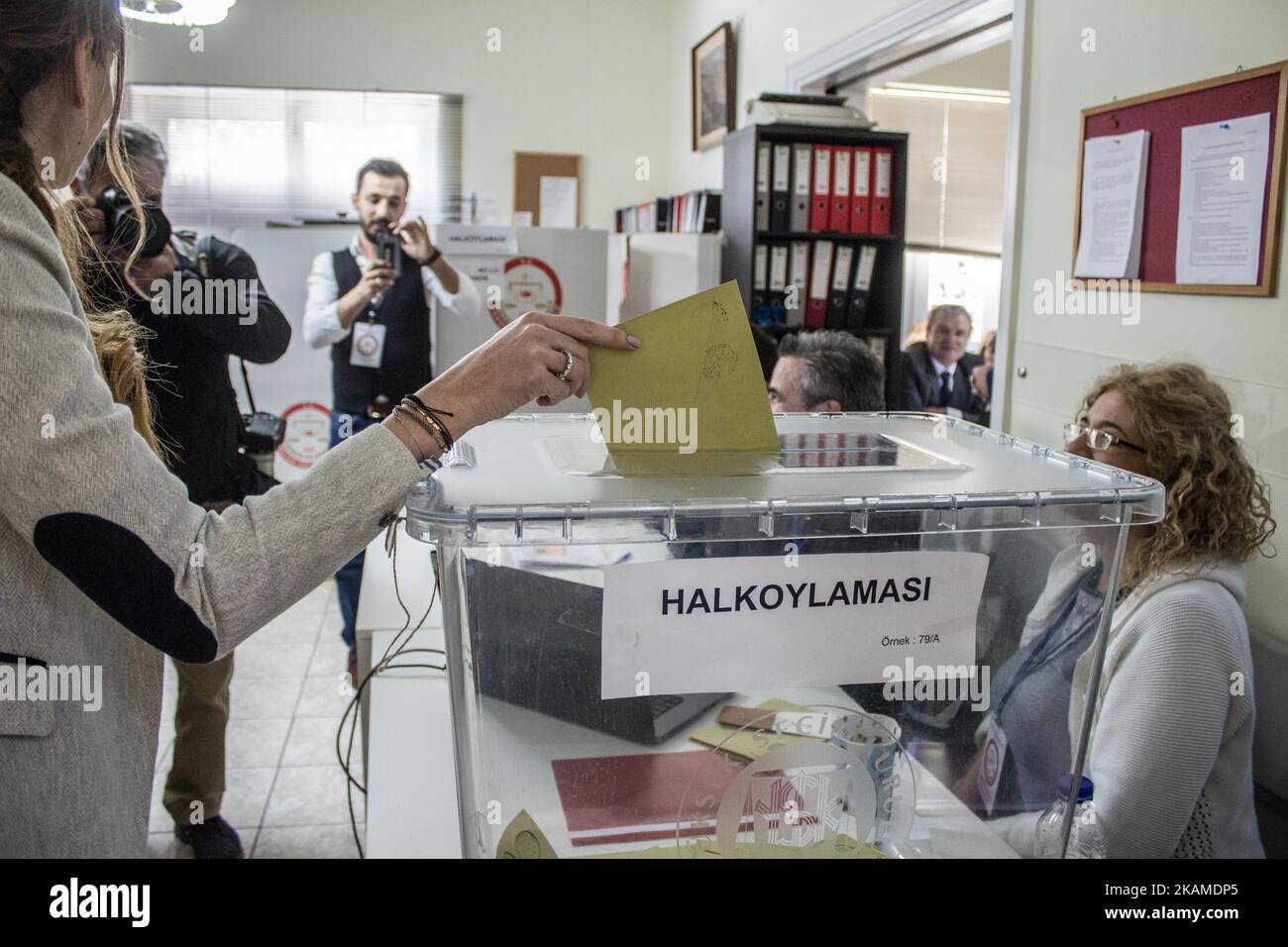 Eine in Griechenland lebende Türkin stimmt am 8. April 2017 im türkischen Konsulat in Athen für das bevorstehende Verfassungsreferendum ab. Die türkischen Wähler in Griechenland begannen, bei einem Referendum, das die Macht von Präsident Recep Tayyip Erdogan stärken könnte, frühzeitig Stimmzettel abzustimmen. Rund drei Millionen dürfen in 120 türkischen Missionen in 57 Ländern wählen. Die Türkei wird am 16. April über den Vorschlag abstimmen, eine Exekutivpräsidentschaft zu schaffen und das Amt des Premierministers abzuschaffen.(Photo by Maria Chourdari/NurPhoto) *** Bitte benutzen Sie die Gutschrift aus dem Kreditfeld *** Stockfoto
