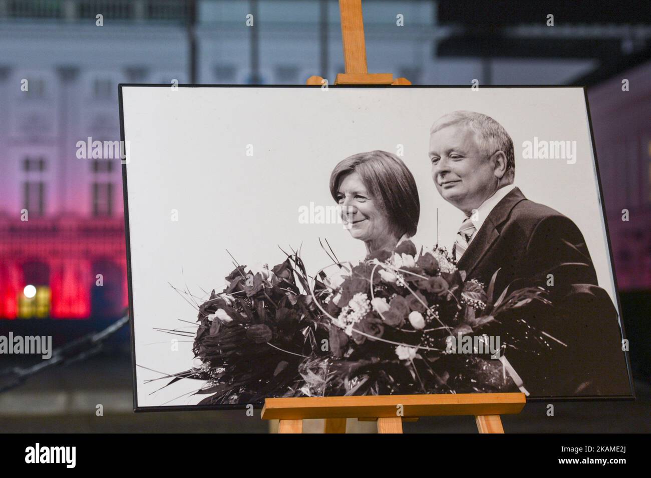 Ein Aktenfoto vom 10.. November 2016, von Präsident Lech Kaczynski und seiner Frau Maria, vor dem Präsidentenpalast in Warschau, am Vorabend des polnischen Unabhängigkeitstages 2016. In den frühen Morgenstunden, am 10.. April 2010, stürzte ein TU-154M-Flugzeug in Smolensk (Russland), einer 1km-Stunden-Maschine, bei nebligen Wetterbedingungen ab und tötete alle Passagiere an Bord. Das Flugzeug trug eine Delegation von 96 verdienten und angesehenen Patrioten, Mitgliedern der polnischen Elite, darunter der polnische Präsident Lech Kaczynski und seine Frau, der ehemalige Präsident Ryszard Kaczorowski, die gesamte Armee Stockfoto
