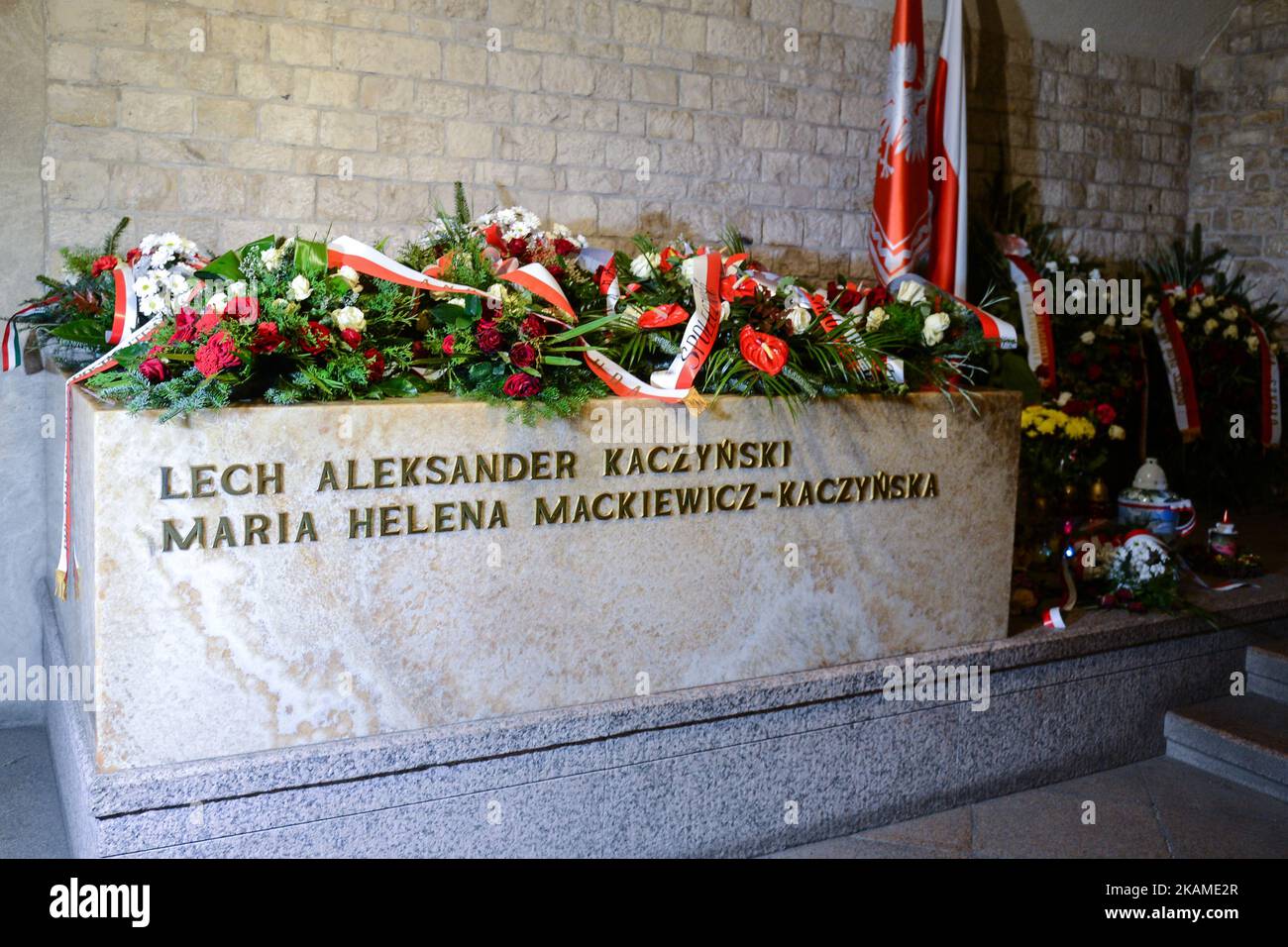 Ein Aktenfoto vom 14.. November 2016 von einem Sarkophag, in dem Präsident Lech Kaczynski und die First Lady Maria Kaczynska verlegt wurden, das im Vorzimmer der Krypta unter dem Turm der Silberglocken unter der Wawel-Kathedrale in Krakau aufgestellt wurde. In den frühen Morgenstunden, am 10.. April 2010, stürzte ein TU-154M-Flugzeug in Smolensk (Russland), einer 1km-Stunden-Maschine, bei nebligen Wetterbedingungen ab und tötete alle Passagiere an Bord. Das Flugzeug trug eine Delegation von 96 verdienten und angesehenen Patrioten, Mitgliedern der polnischen Elite, darunter der polnische Präsident Lech Kaczynski und seine Frau f Stockfoto