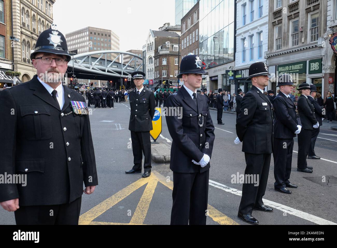 Polizeibeamte aus dem ganzen Land sowie Tausende Londoner kommen zusammen, um dem PC Keith Palmer, der bei dem jüngsten Terroranschlag in Westminster vor dem Palast von Westminster getötet wurde, Respekt zu erweisen. Der Coffin verließ die Houses of parliament, in Richtung Southwalk Cathedral, wo die Beerdigung stattfinden wird. (Foto von Jay Shaw Baker/NurPhoto) *** Bitte nutzen Sie die Gutschrift aus dem Kreditfeld *** Stockfoto